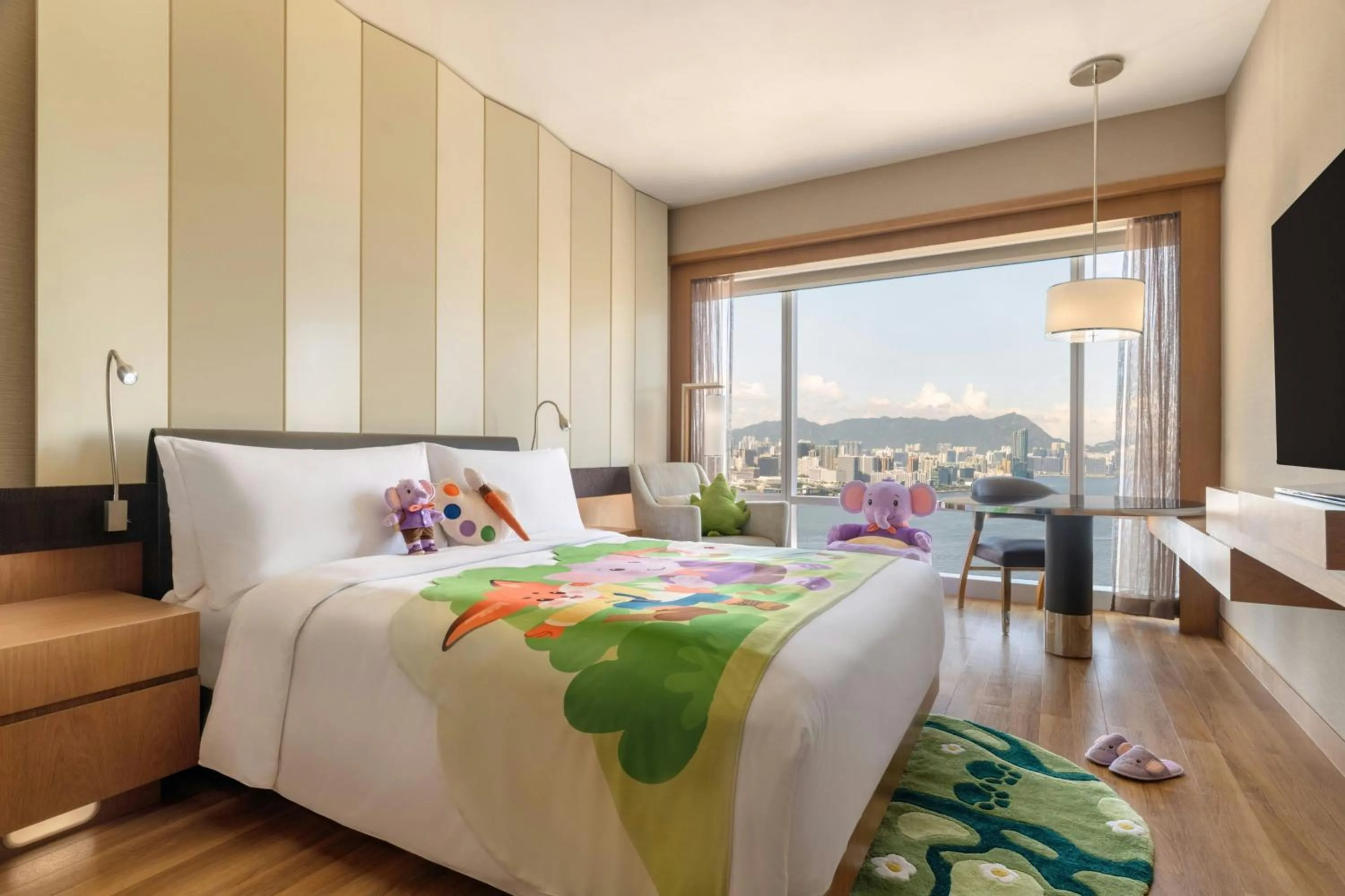 Photo of the whole room, Bed in Renaissance Hong Kong Harbour View Hotel