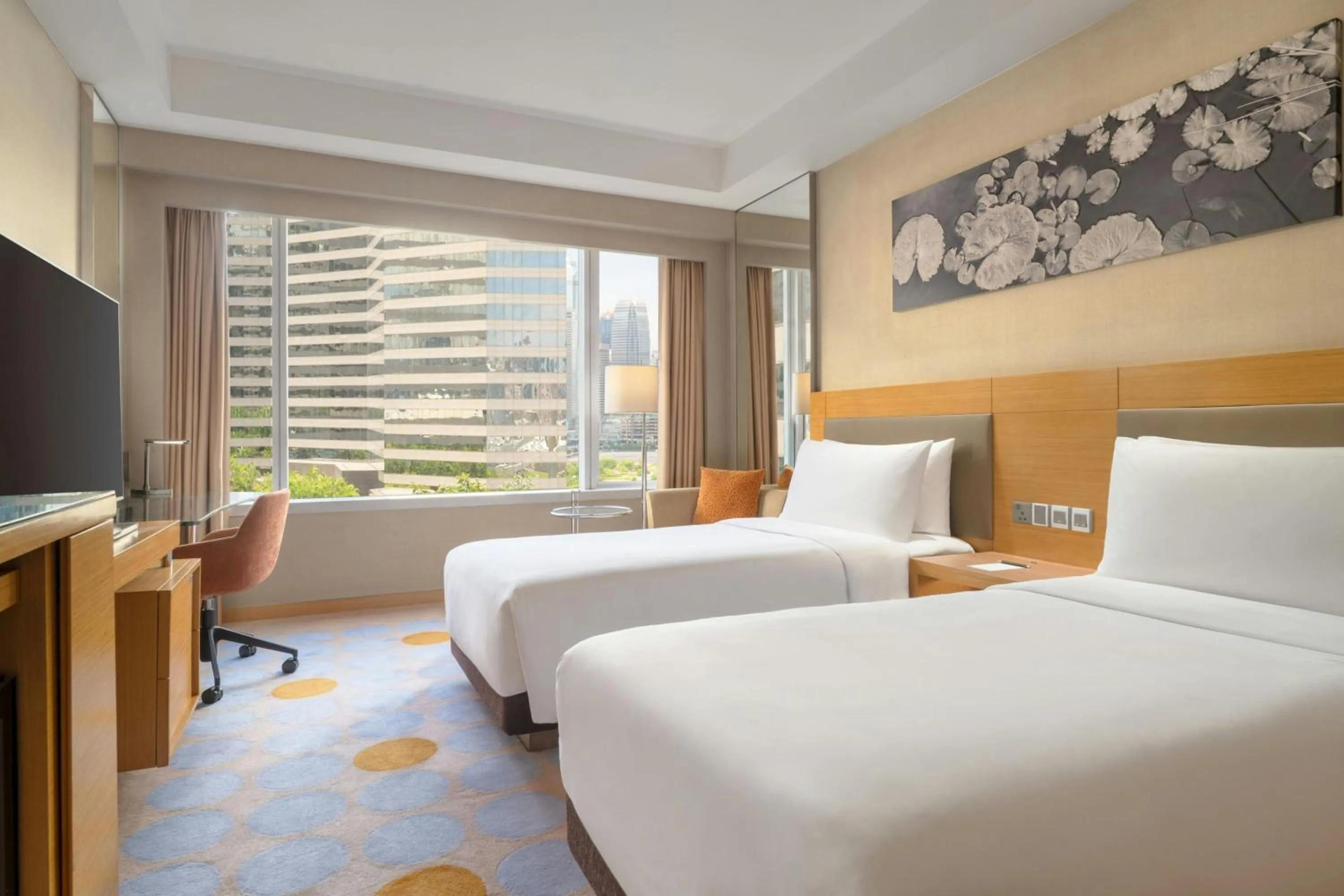 Photo of the whole room, Bed in Renaissance Hong Kong Harbour View Hotel