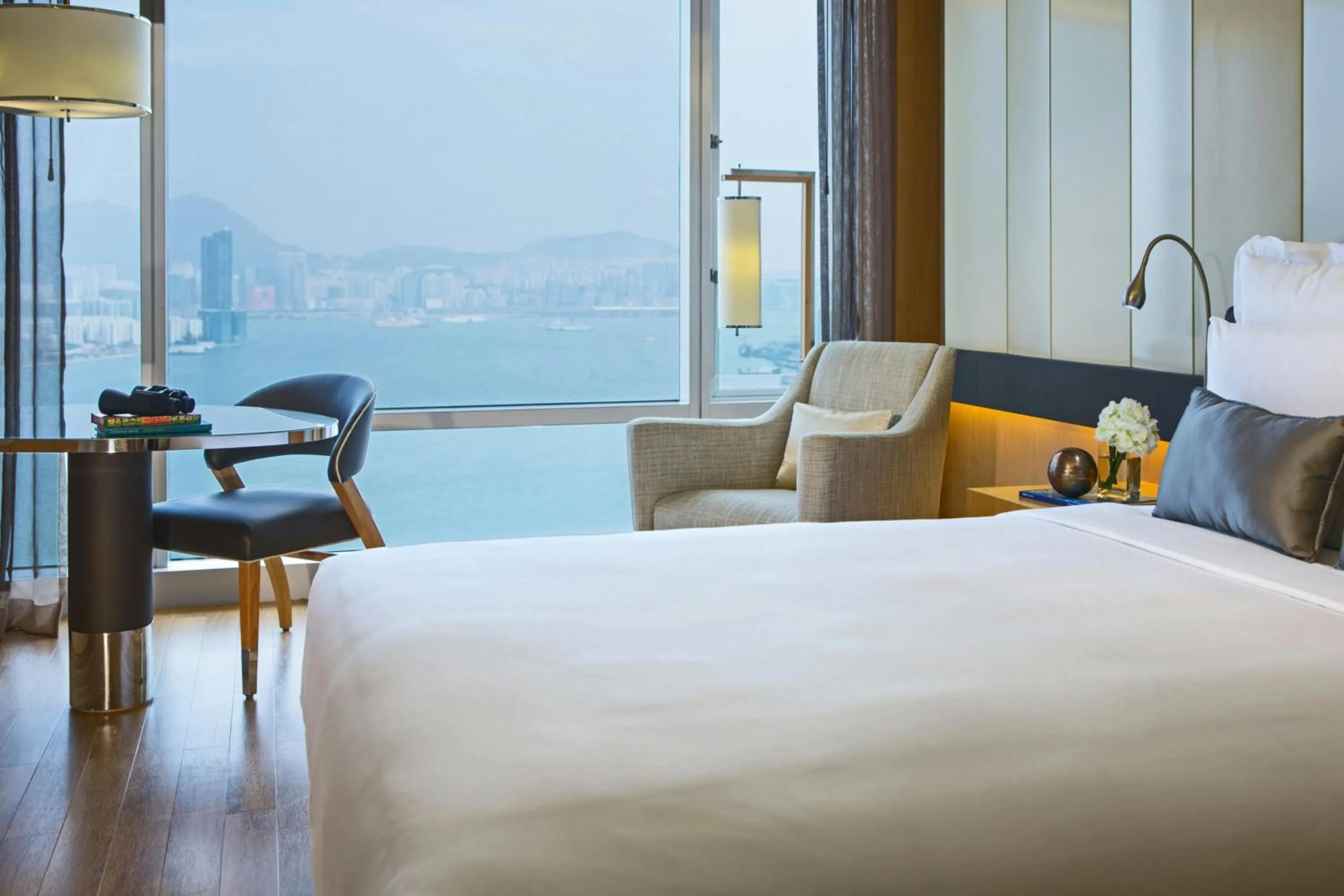 Photo of the whole room, Bed in Renaissance Hong Kong Harbour View Hotel