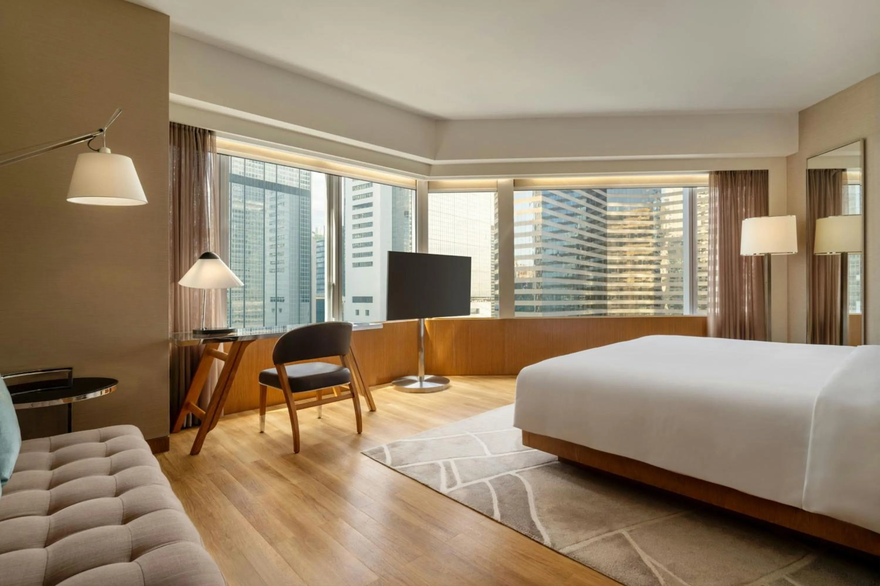 Photo of the whole room, Bed in Renaissance Hong Kong Harbour View Hotel