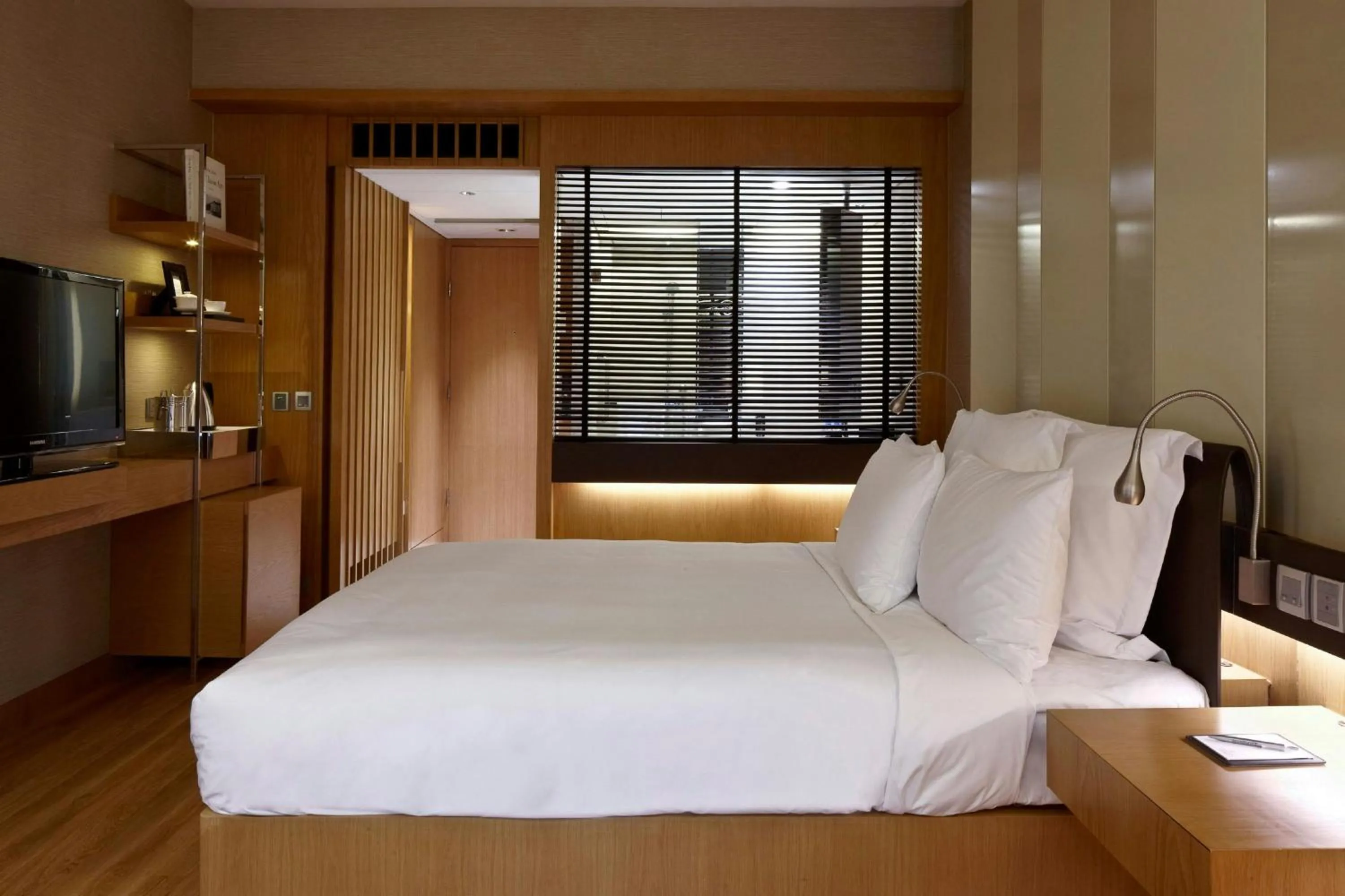 Photo of the whole room, Bed in Renaissance Hong Kong Harbour View Hotel