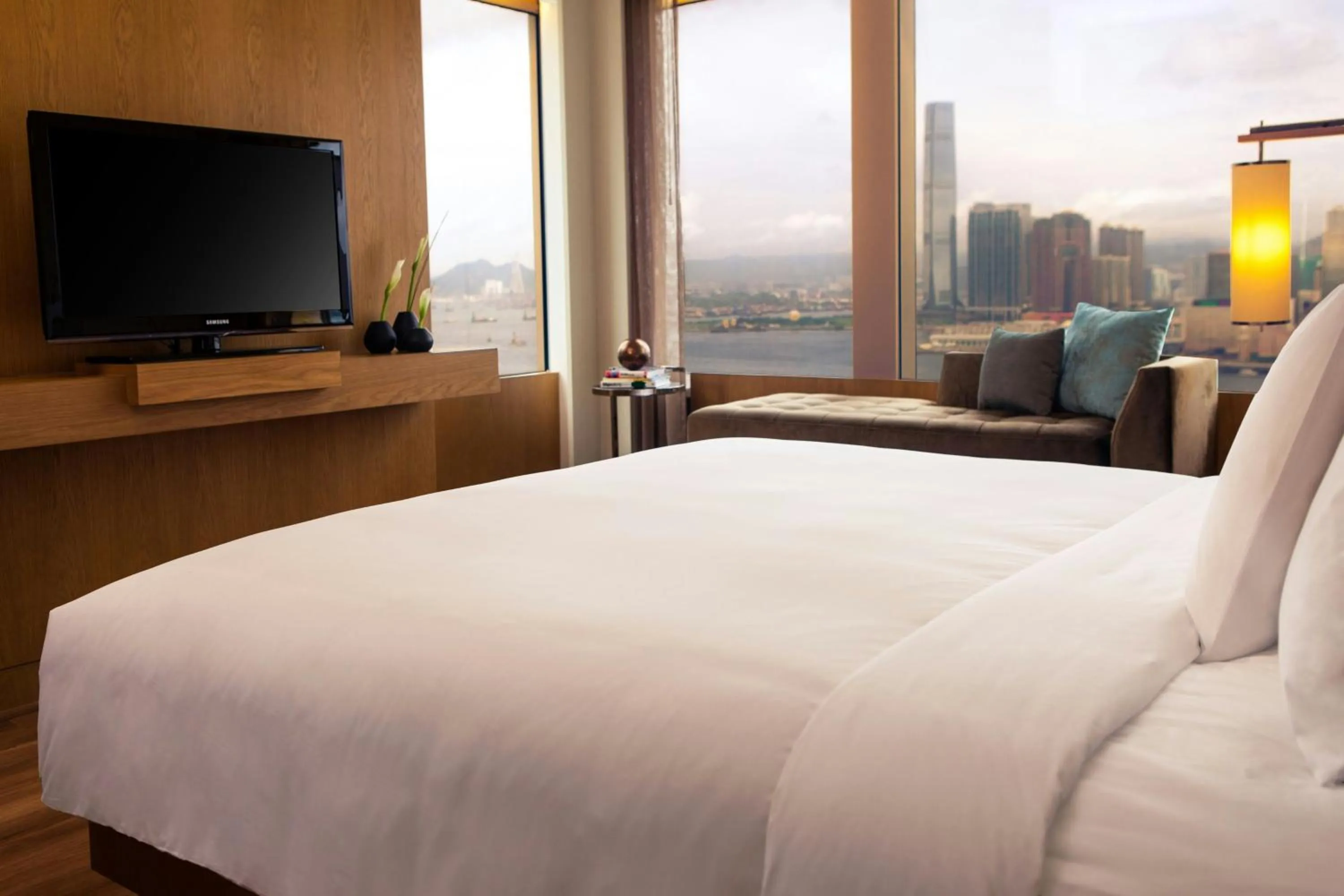 Photo of the whole room, Bed in Renaissance Hong Kong Harbour View Hotel