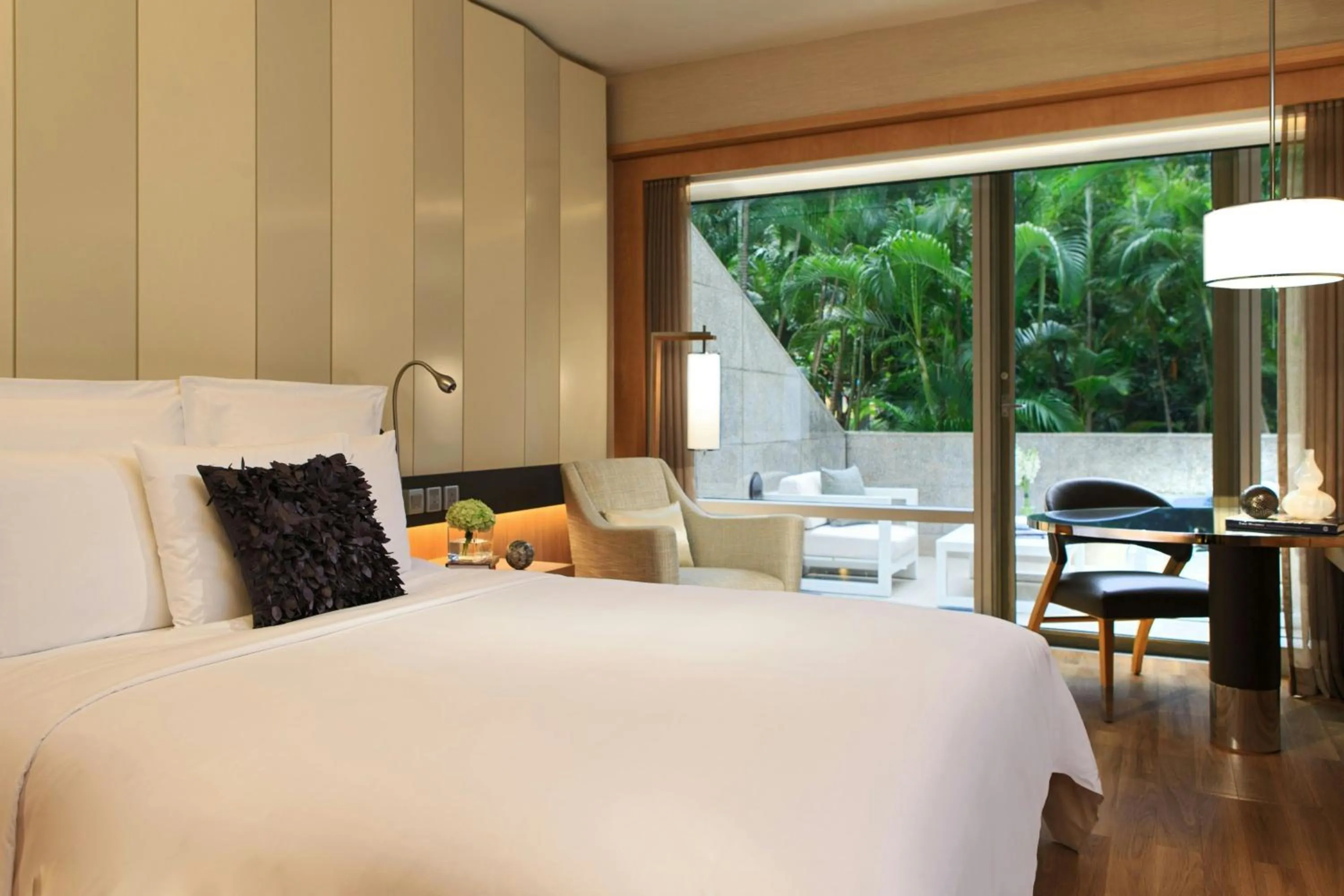 Photo of the whole room, Bed in Renaissance Hong Kong Harbour View Hotel