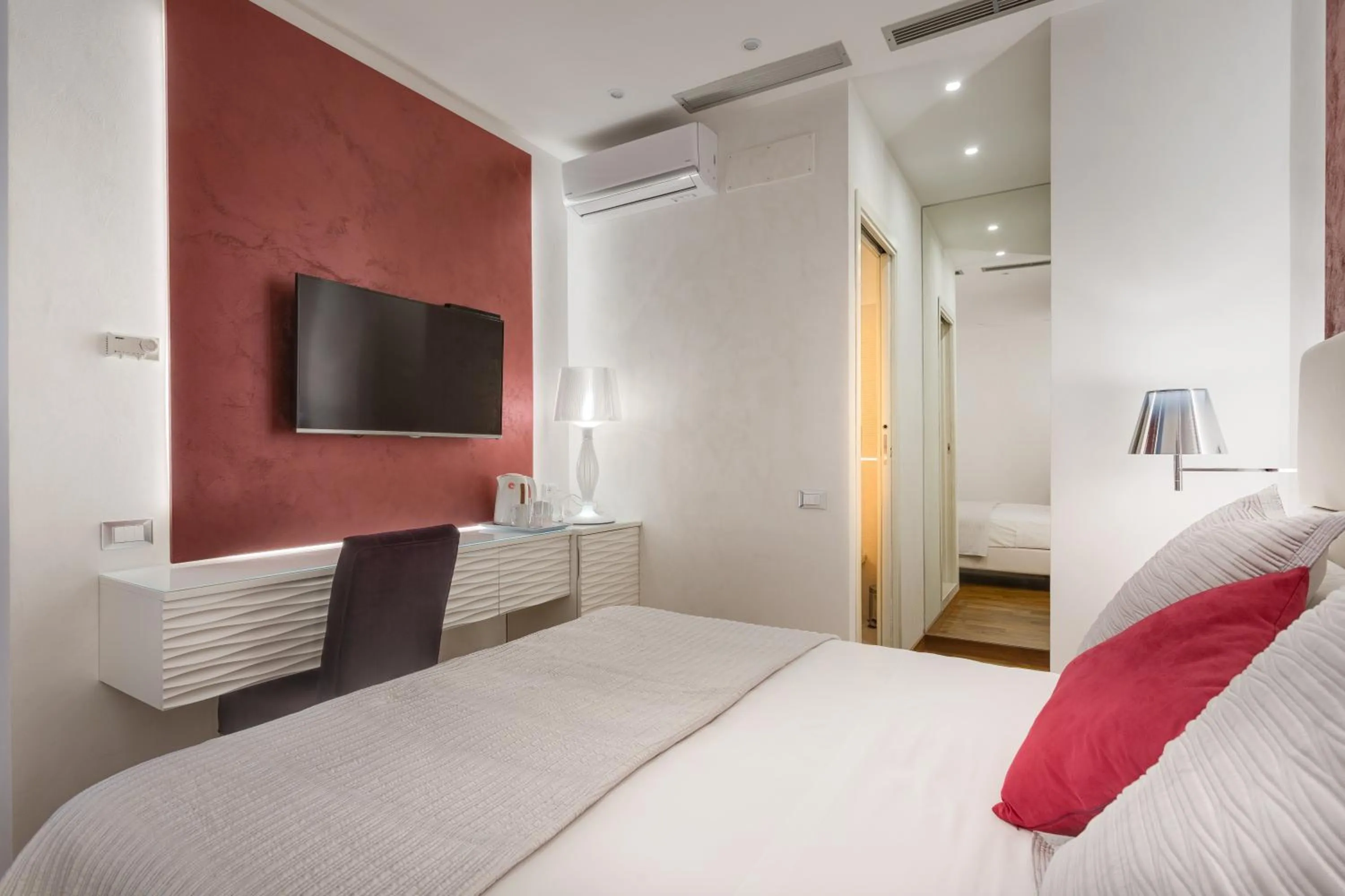 Photo of the whole room, Bed in Shali Luxury Suite Spagna