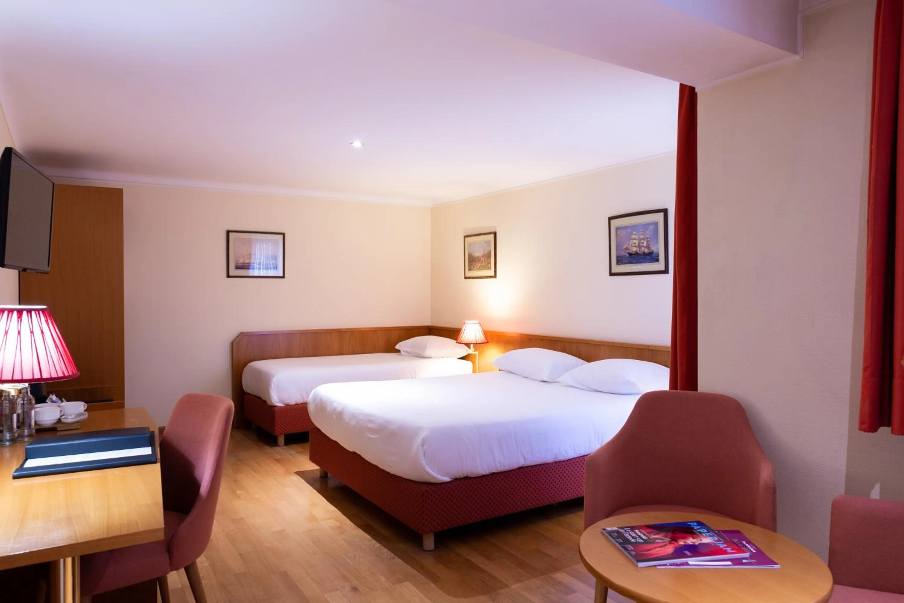 Bedroom, Bed in Hotel Perrin - former Carlton