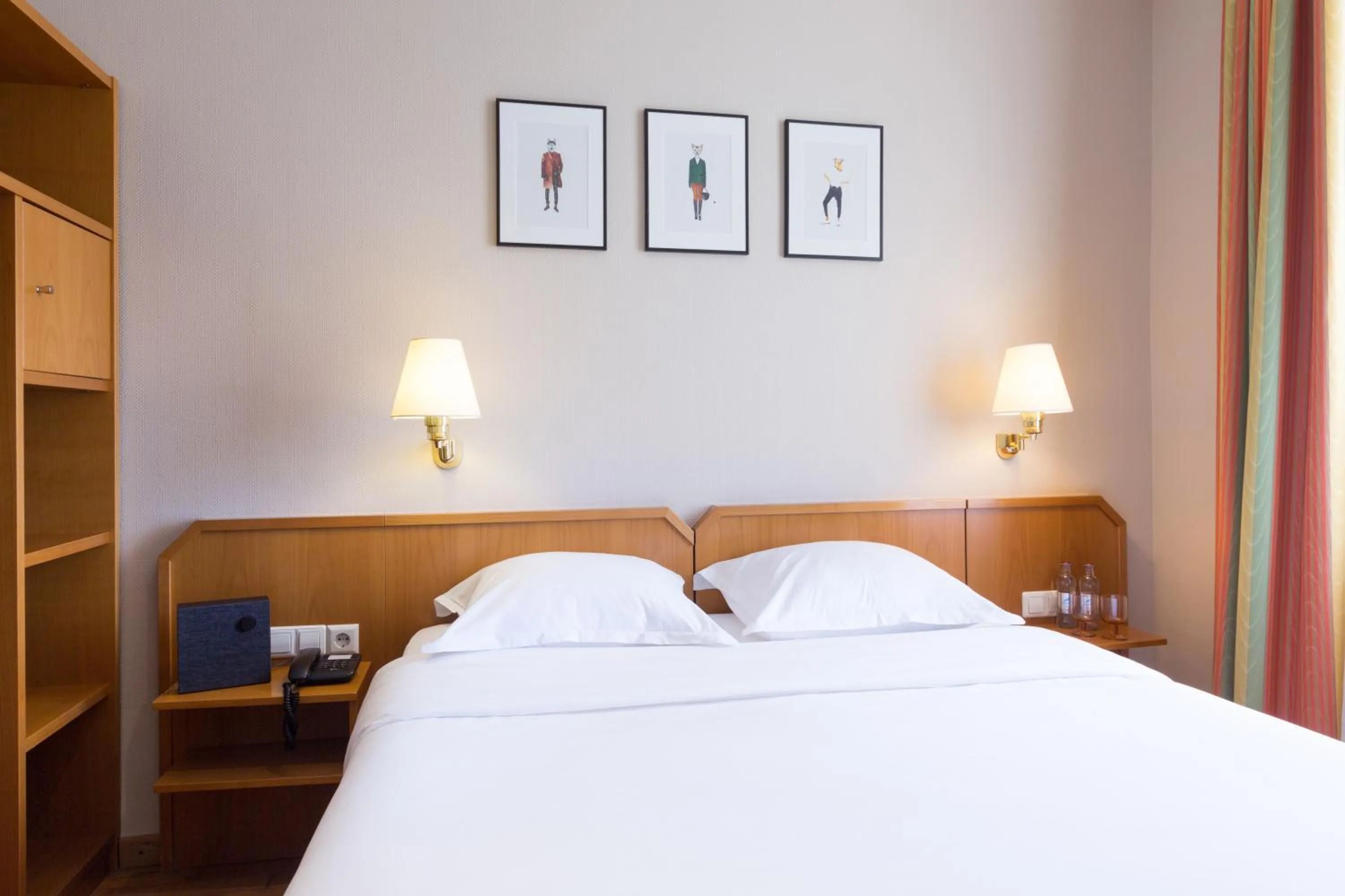 Bedroom, Bed in Hotel Perrin - former Carlton