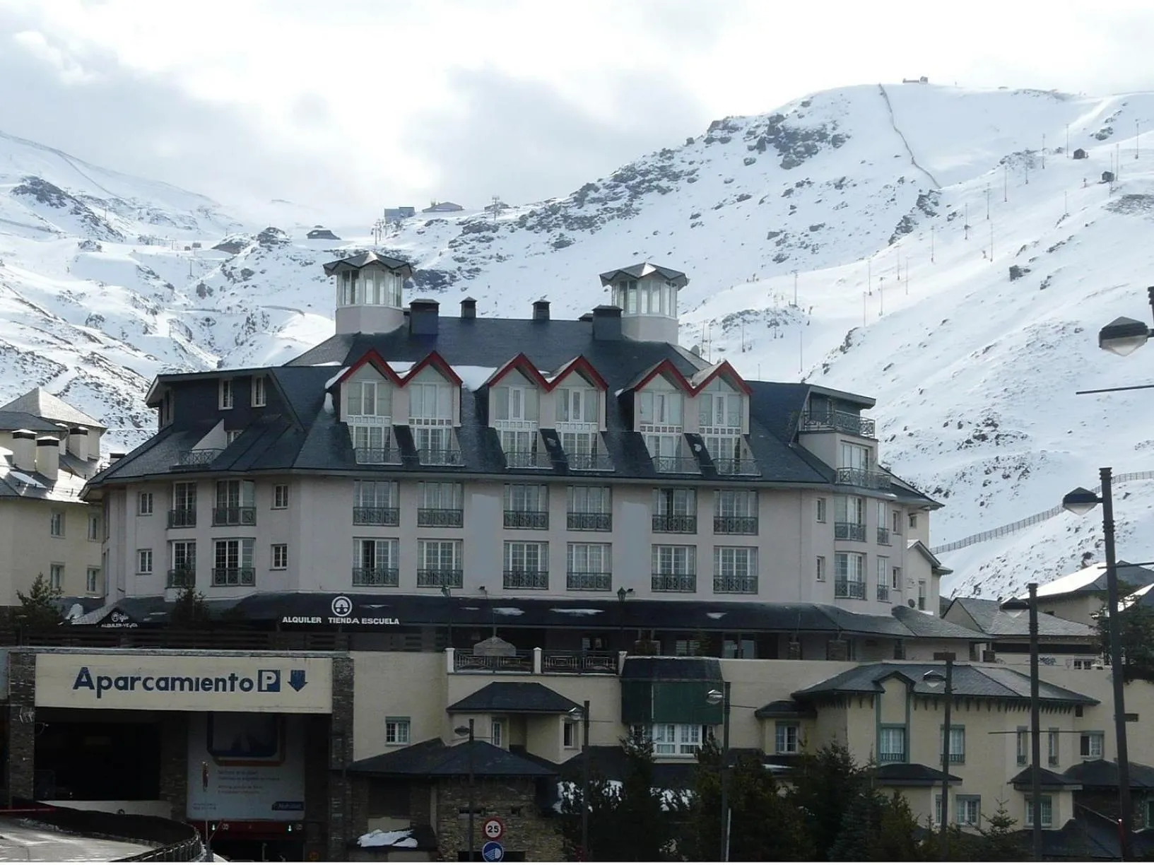Facade/entrance in Apartamentos Sabica Nevada Plaza