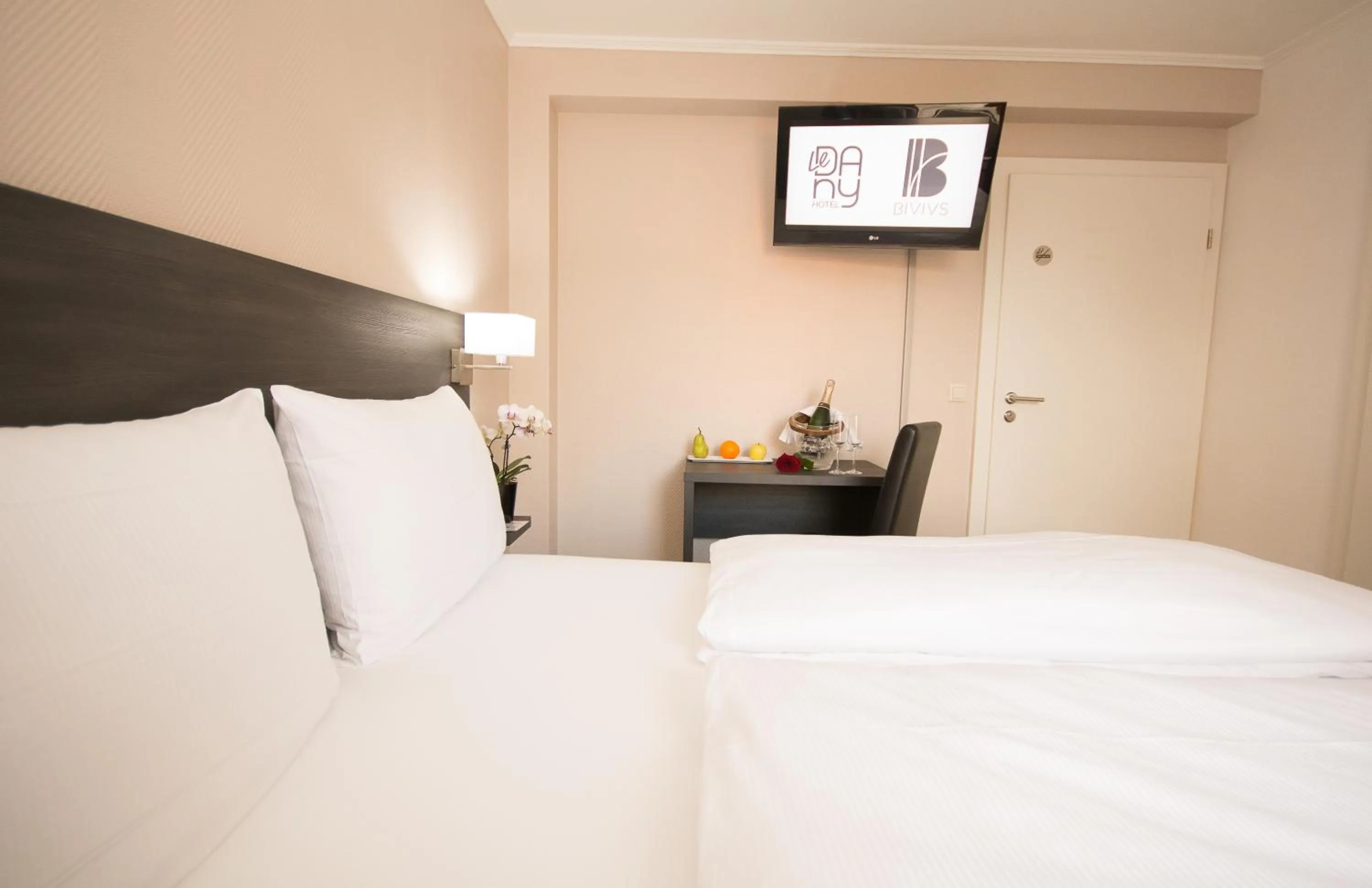 Photo of the whole room, Bed in BIVIUS Hotel Restaurant Luxembourg