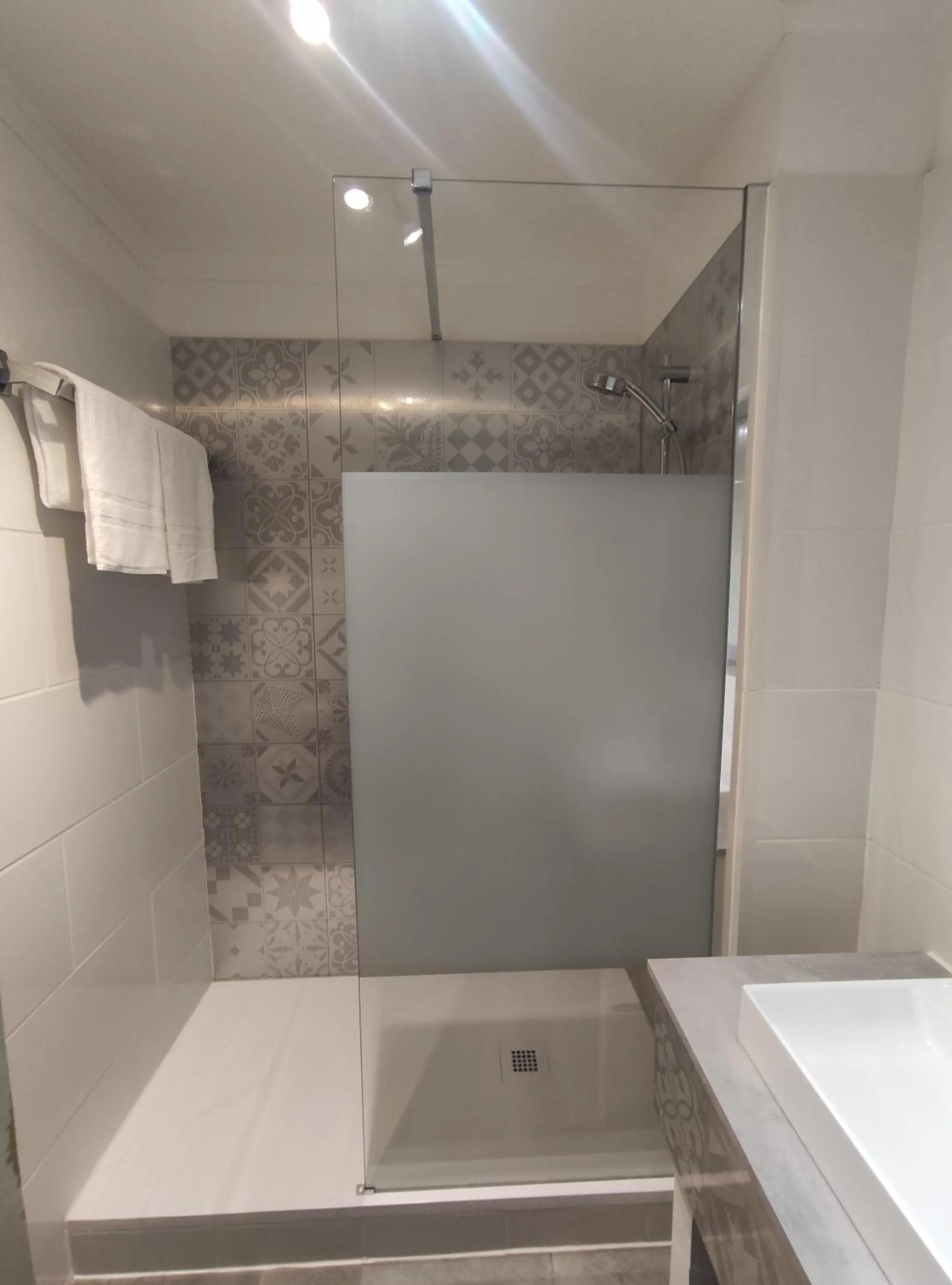 Shower in Le Pavillon Saint-Martin