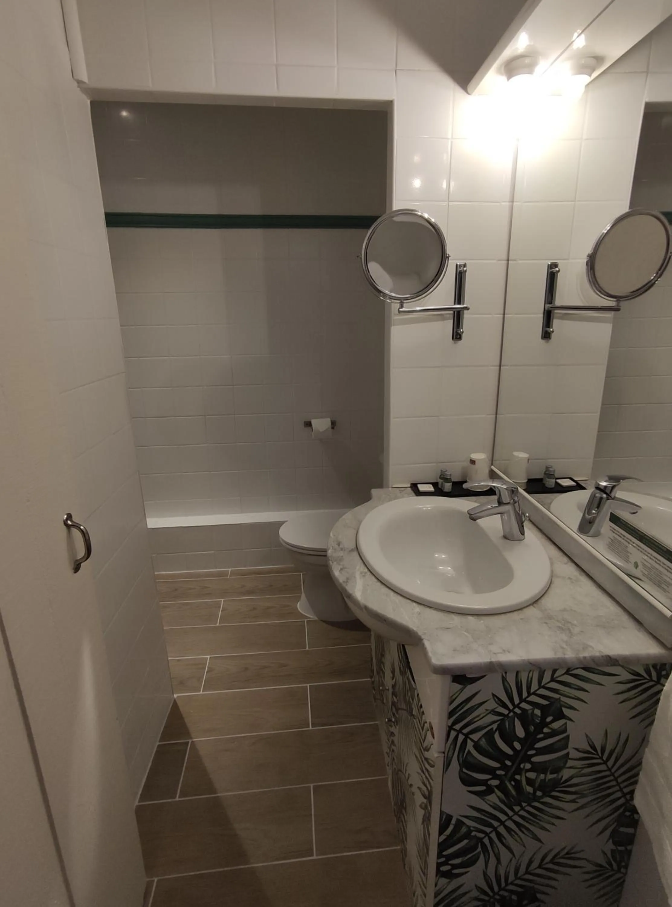 Toilet in Le Pavillon Saint-Martin