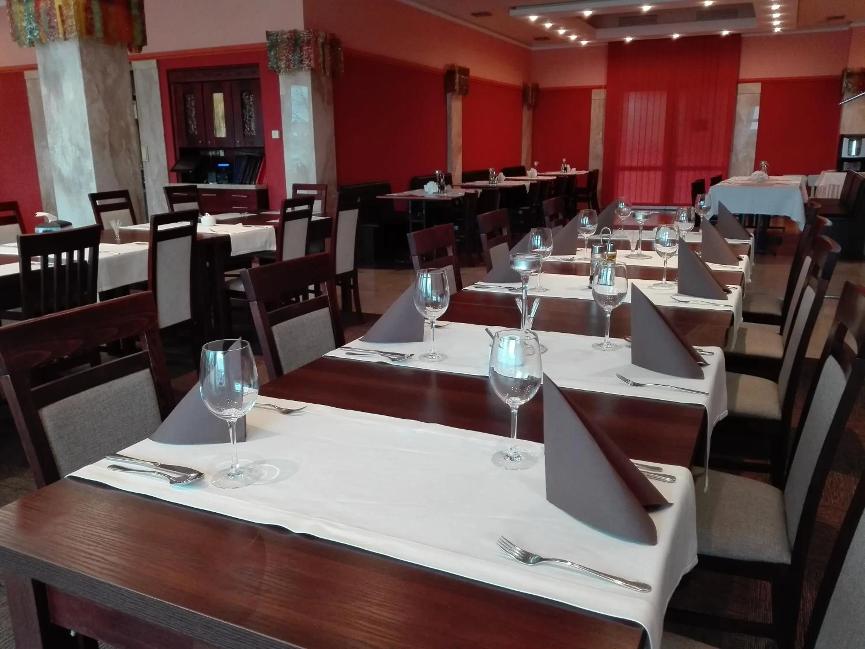 Restaurant/places to eat in Hotel Festival