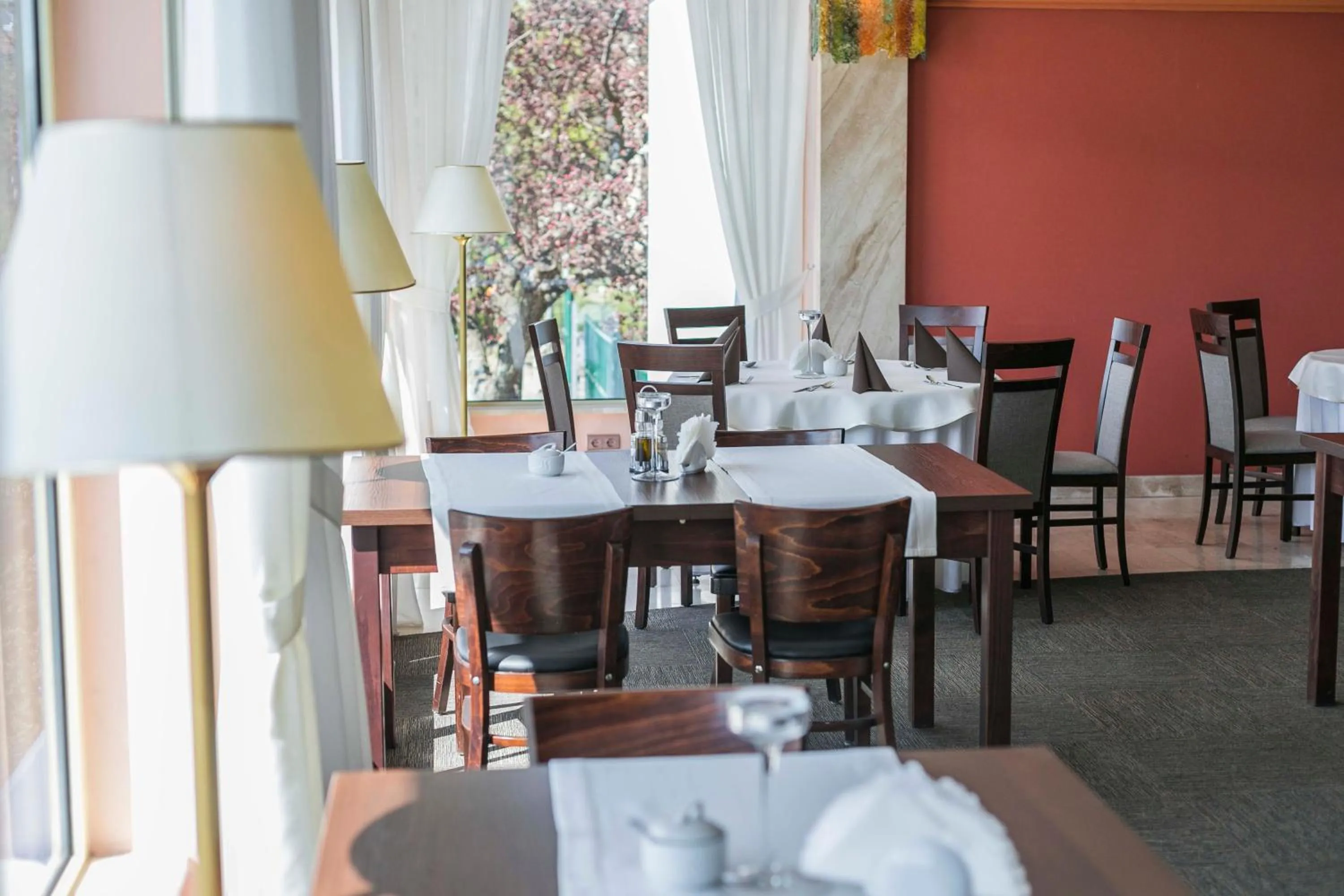 Restaurant/places to eat in Hotel Festival