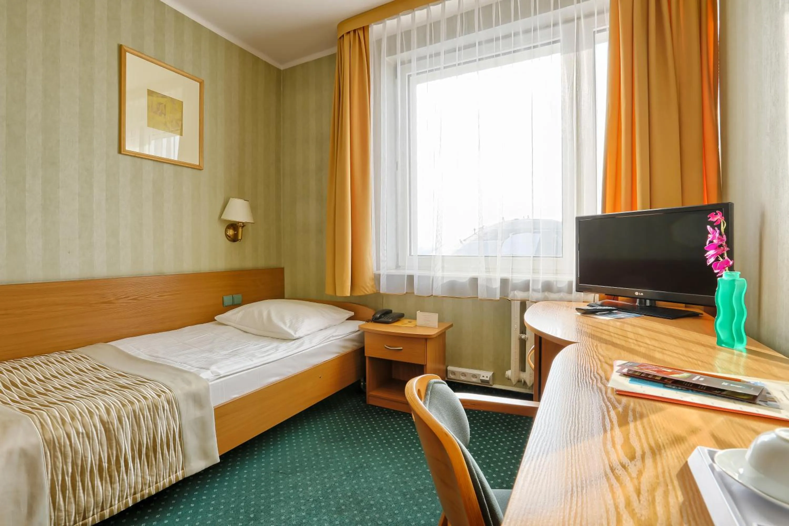 Photo of the whole room, Bed in Hotel Festival