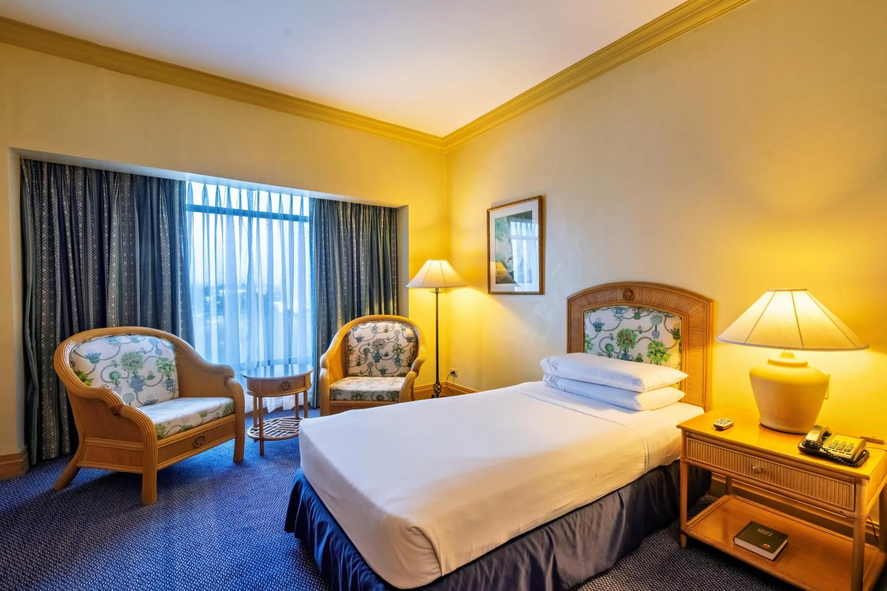 Bed in Waterfront Cebu City Hotel & Casino