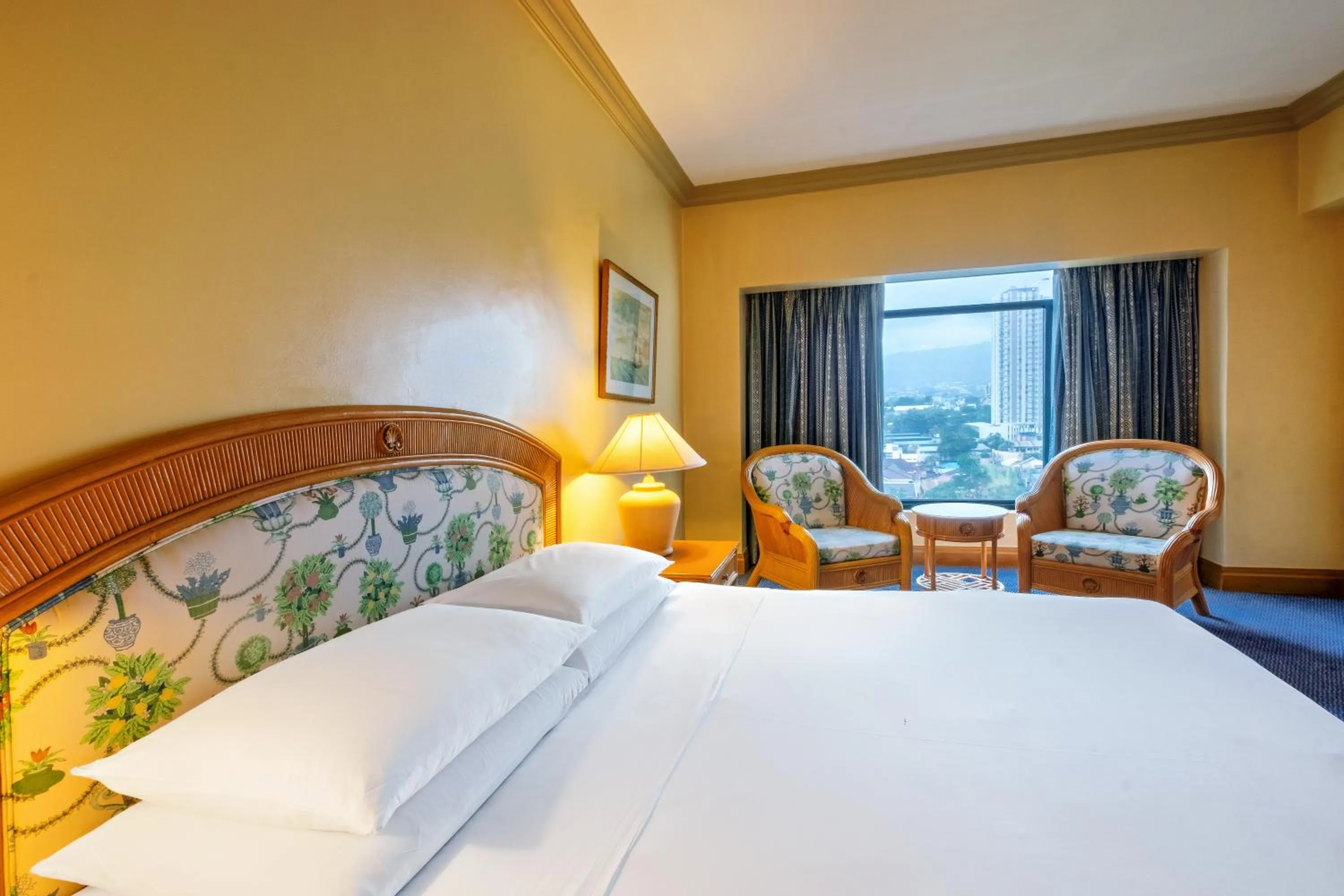 Bed in Waterfront Cebu City Hotel & Casino