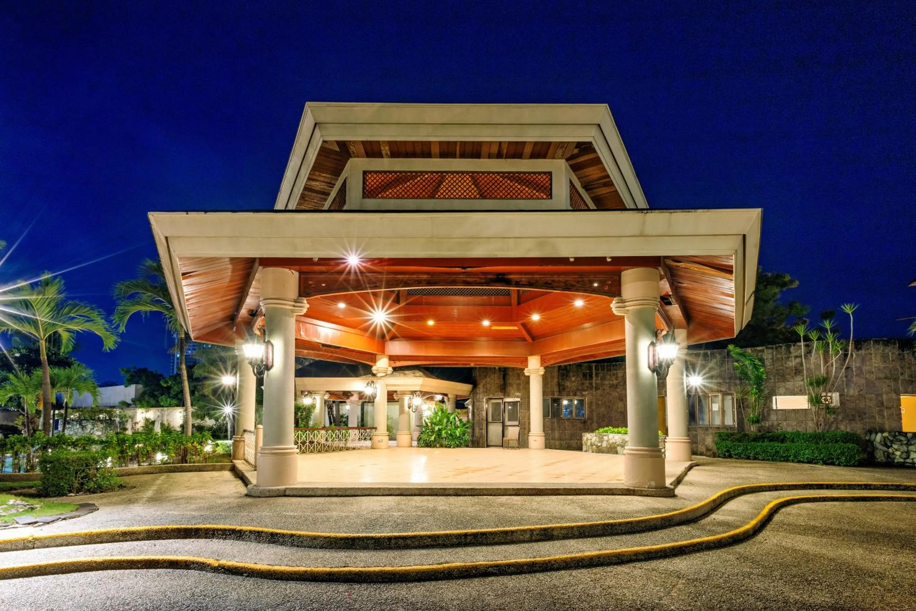 Swimming pool in Waterfront Cebu City Hotel & Casino