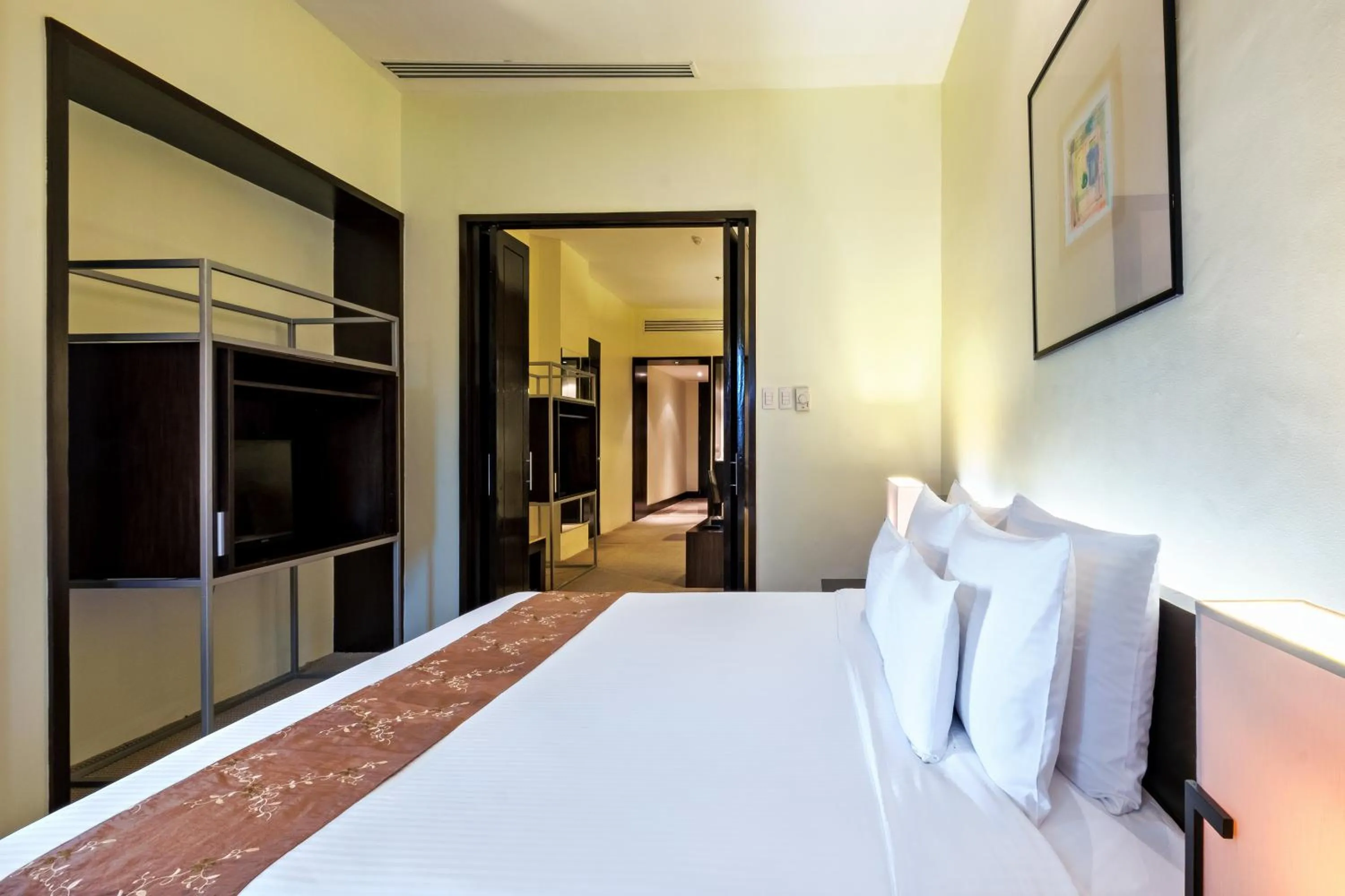 Bed in Waterfront Cebu City Hotel & Casino