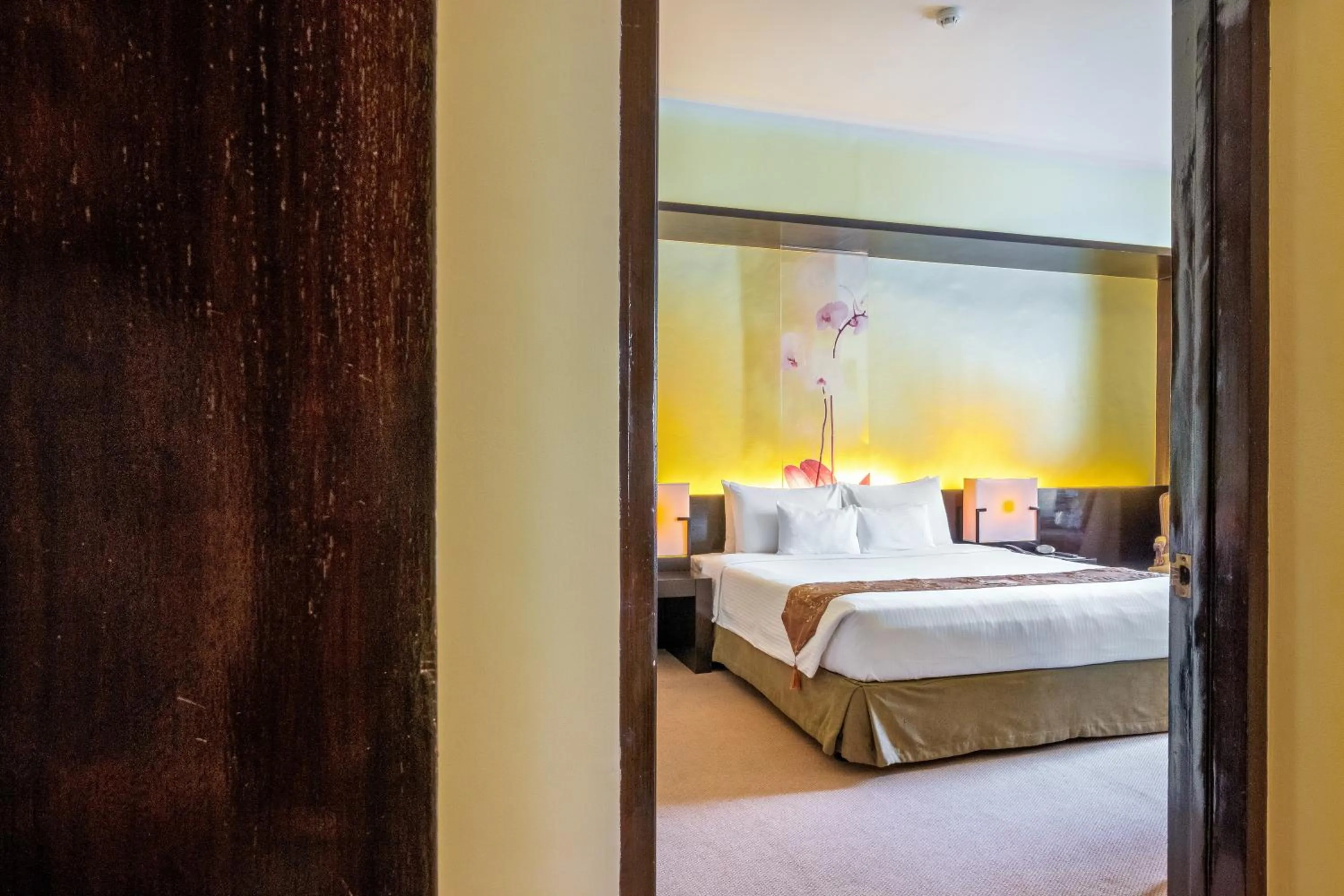 Bed in Waterfront Cebu City Hotel & Casino