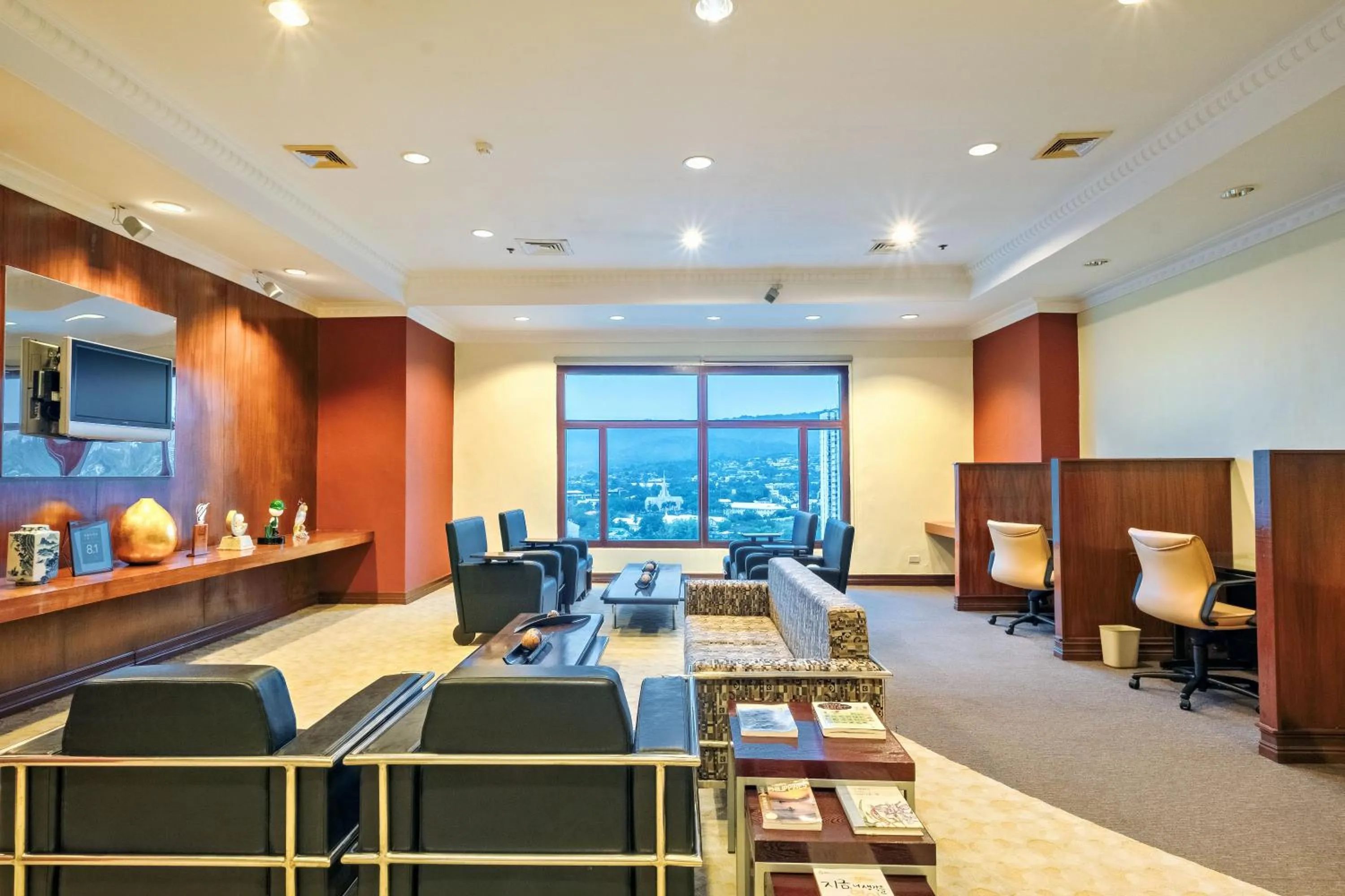 Lounge or bar in Waterfront Cebu City Hotel & Casino