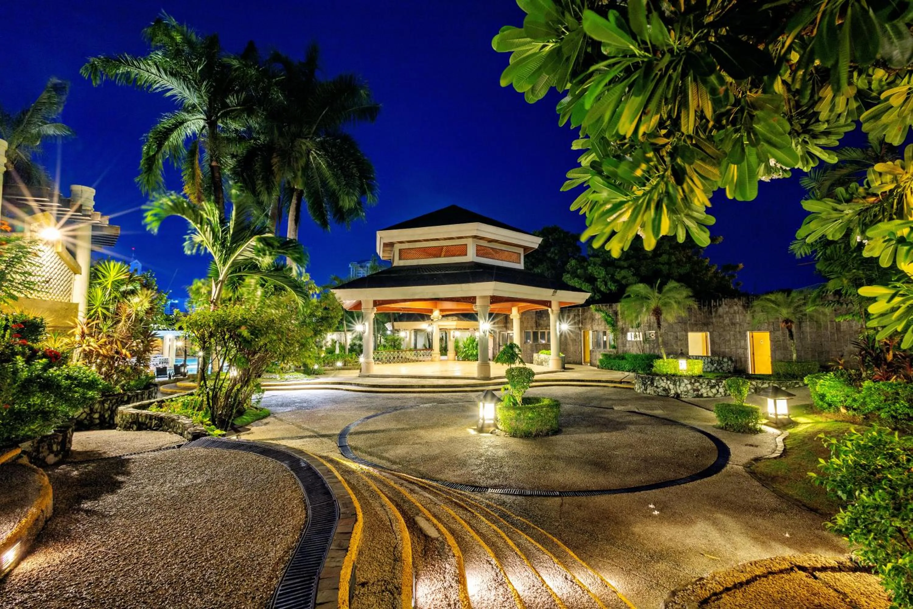 Swimming pool in Waterfront Cebu City Hotel & Casino