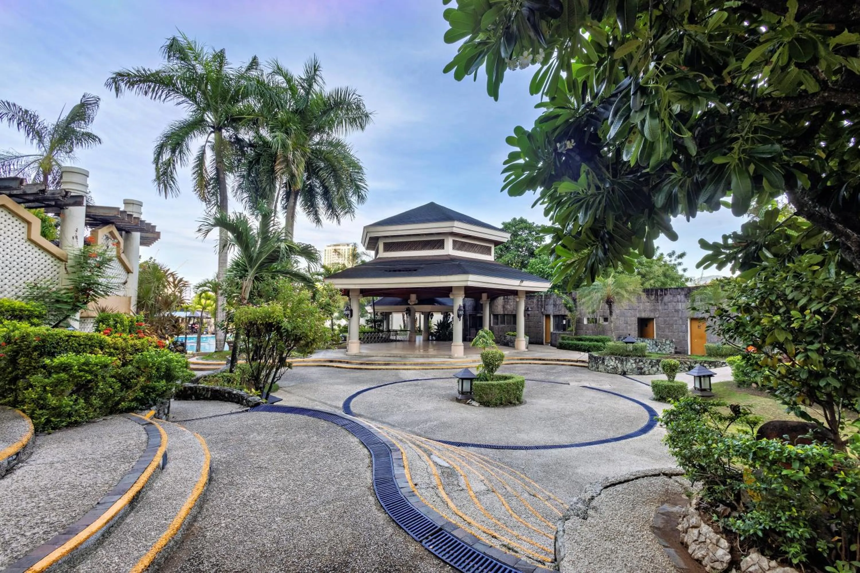Swimming pool in Waterfront Cebu City Hotel & Casino