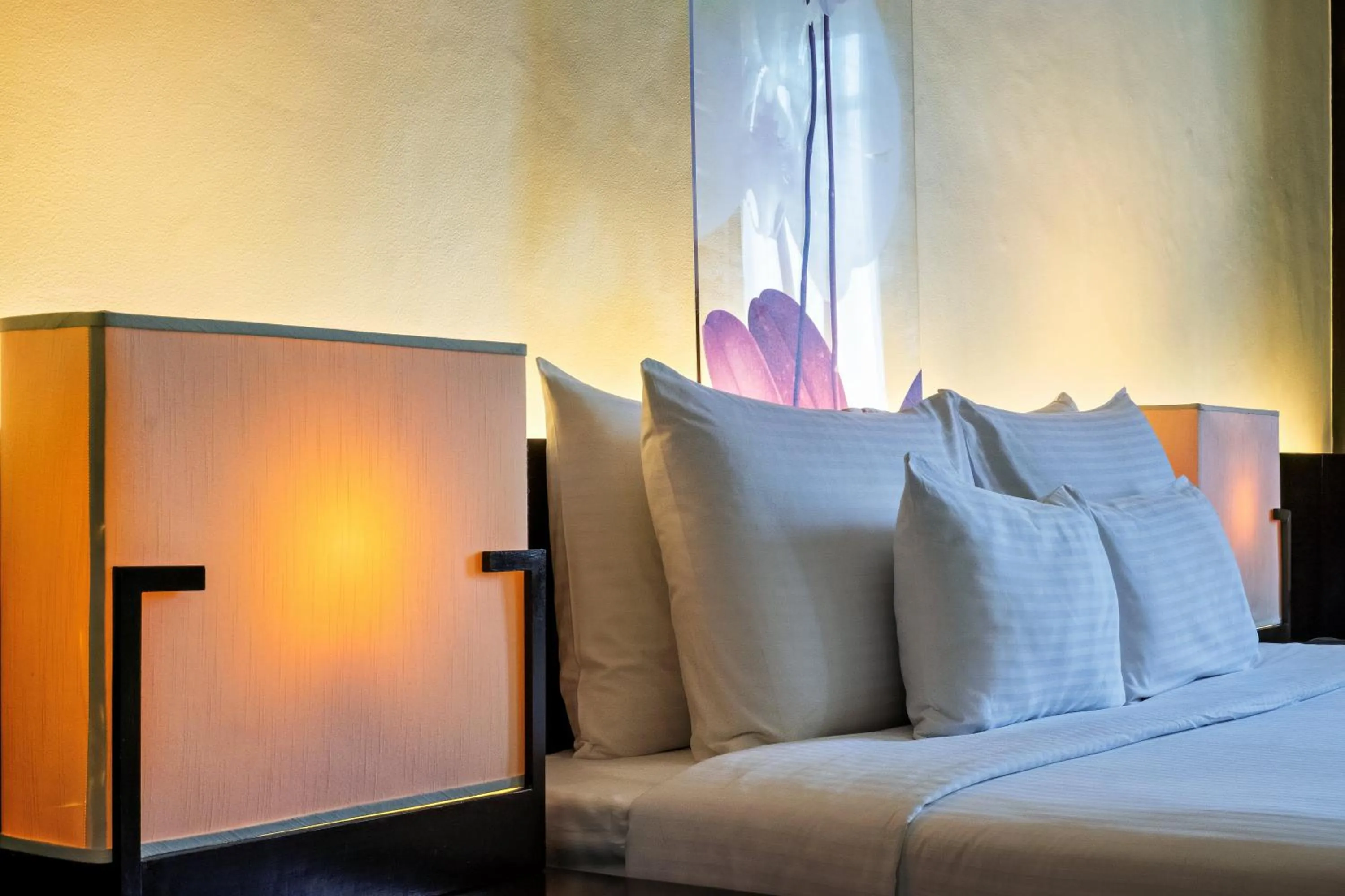 Bed in Waterfront Cebu City Hotel & Casino