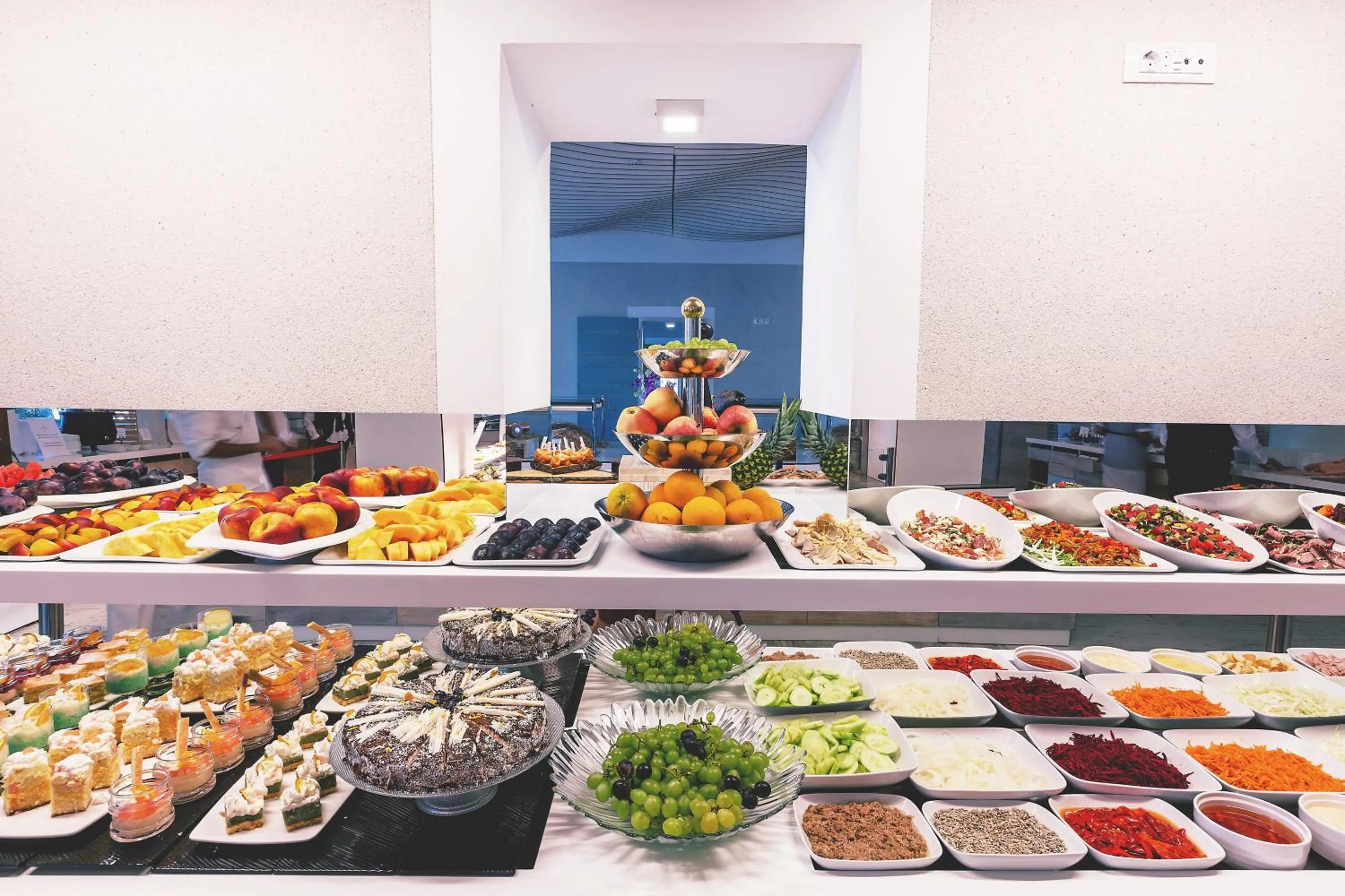 Restaurant/places to eat in Carine Hotel Park