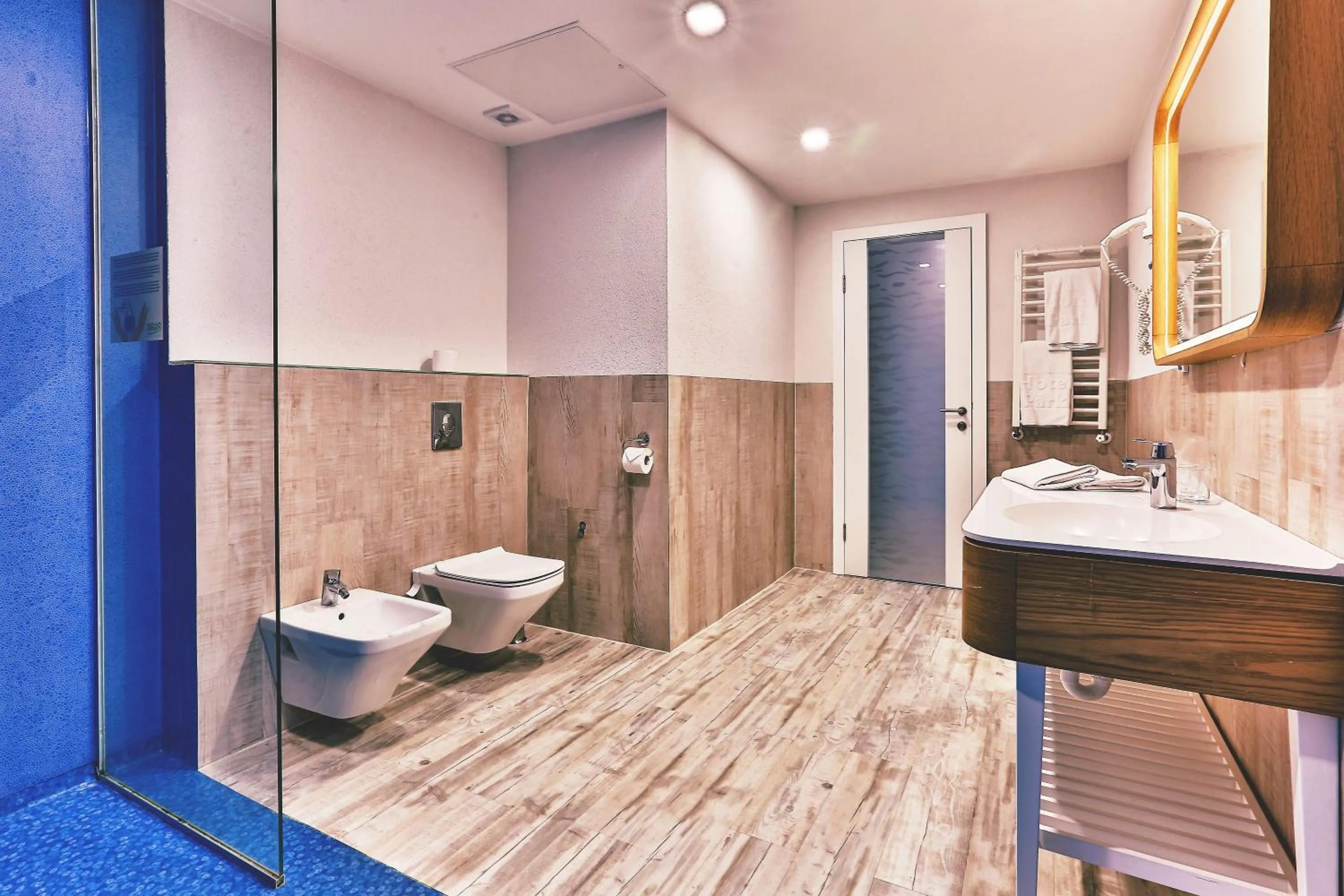 Bathroom in Carine Hotel Park