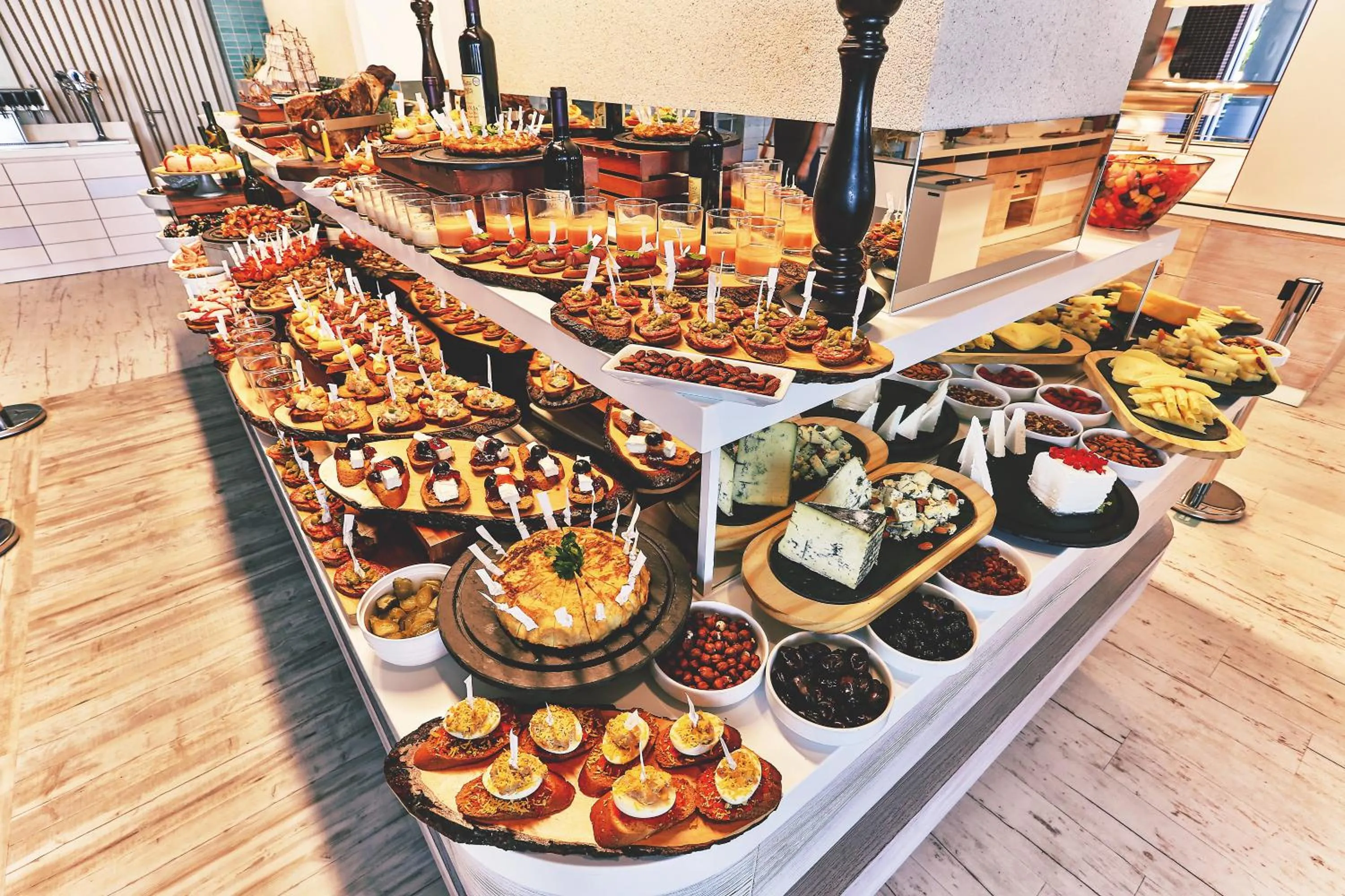 Restaurant/places to eat in Carine Hotel Park