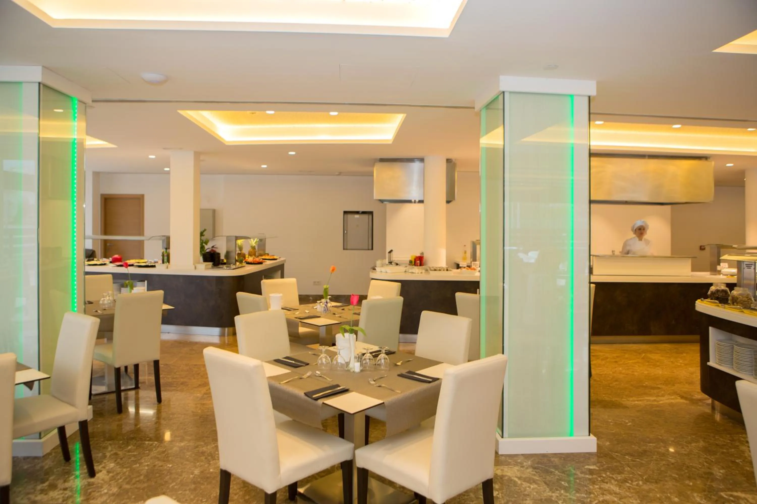 Restaurant/places to eat in Hotel Luxor