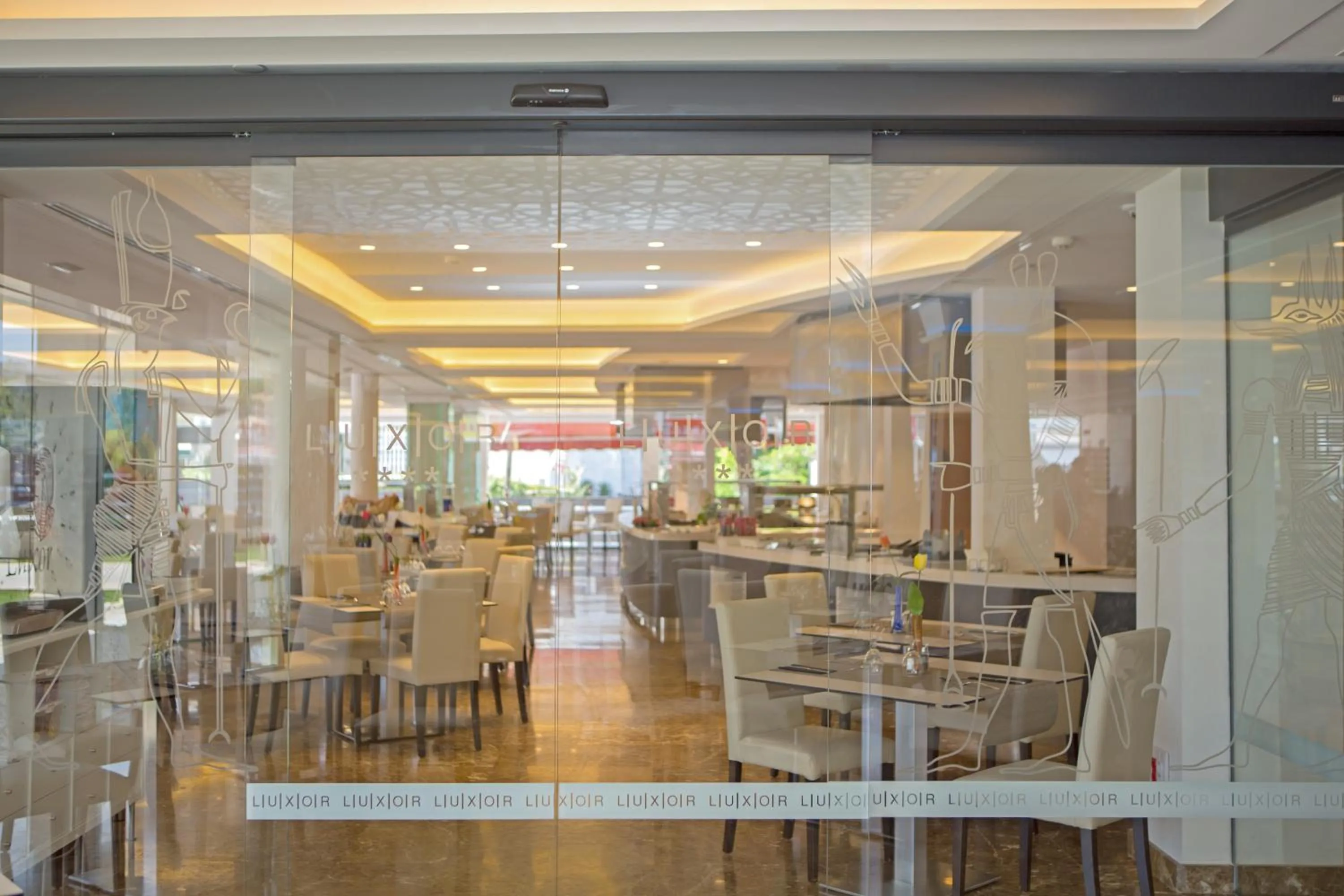 Restaurant/places to eat in Hotel Luxor