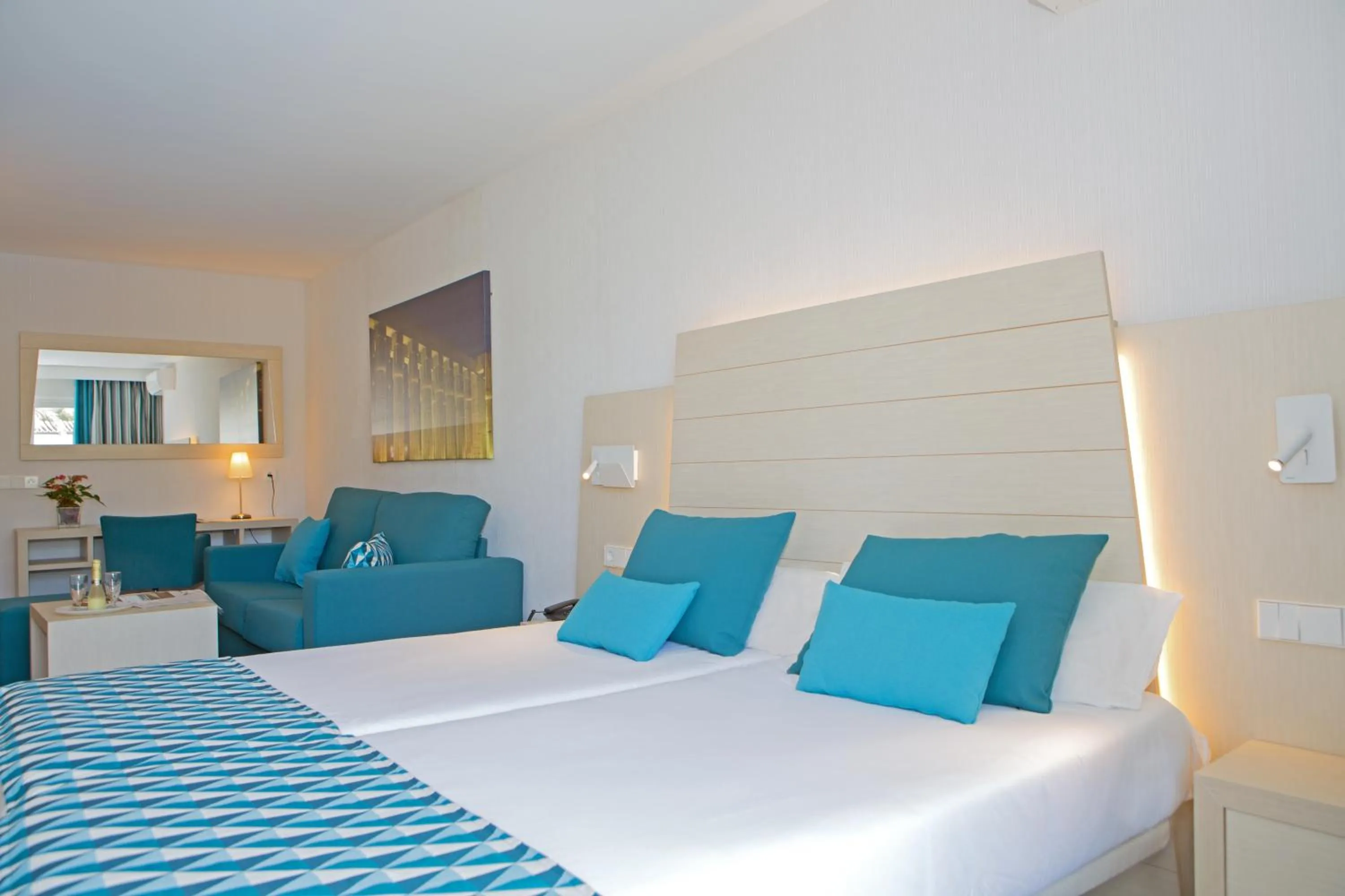 Photo of the whole room, Bed in Hotel Luxor