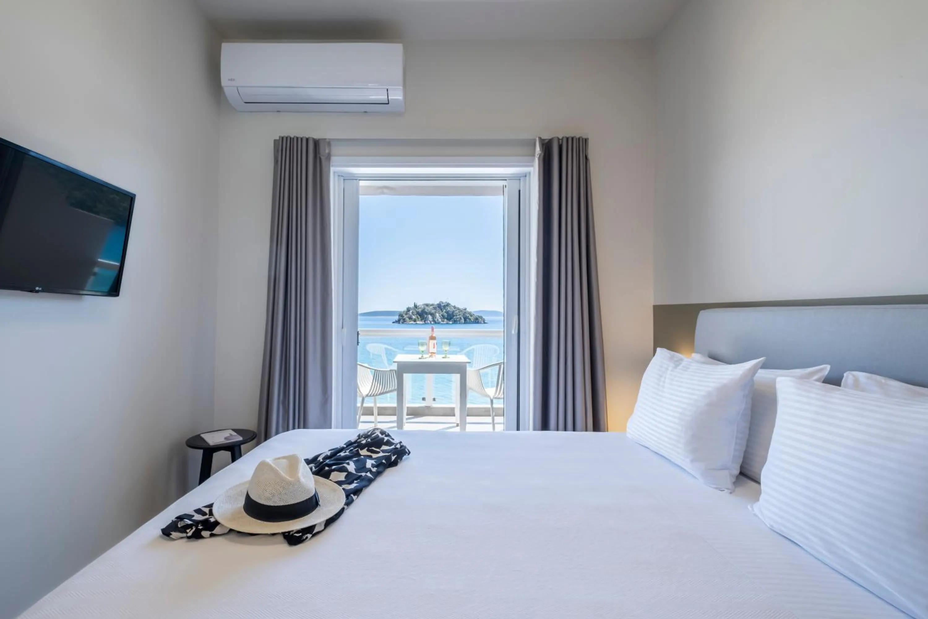 Sea view, Bed in Nelly's Apartments