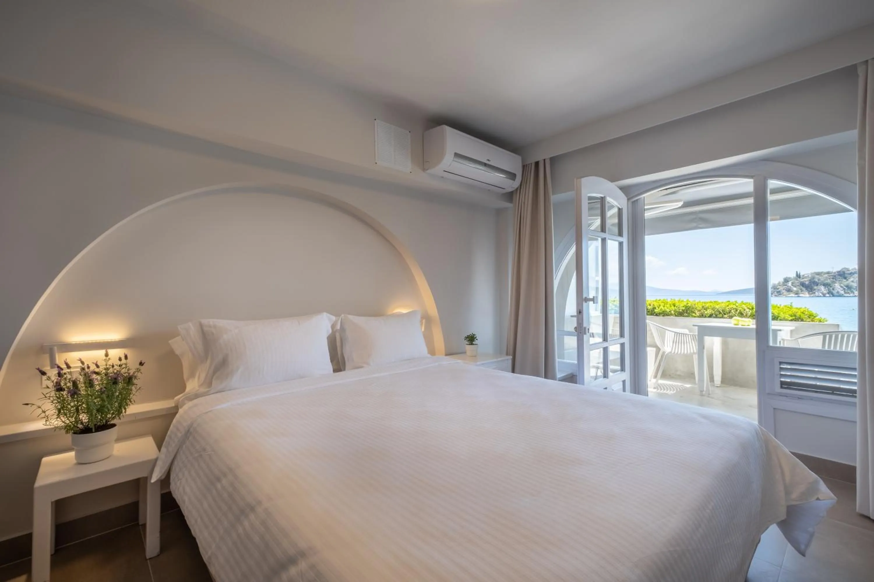 Bedroom, Bed in Nelly's Apartments