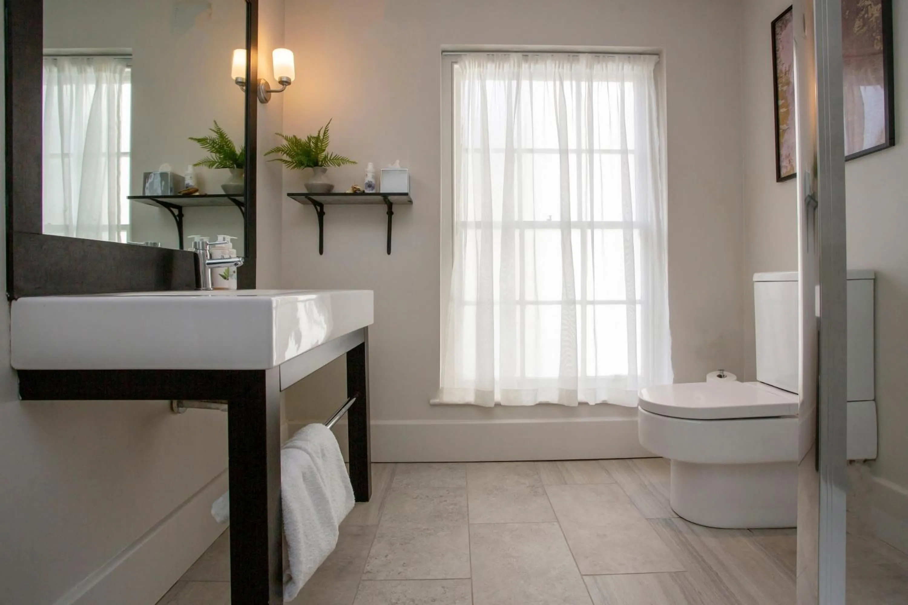 Bathroom, Bed in The Grosvenor Arms