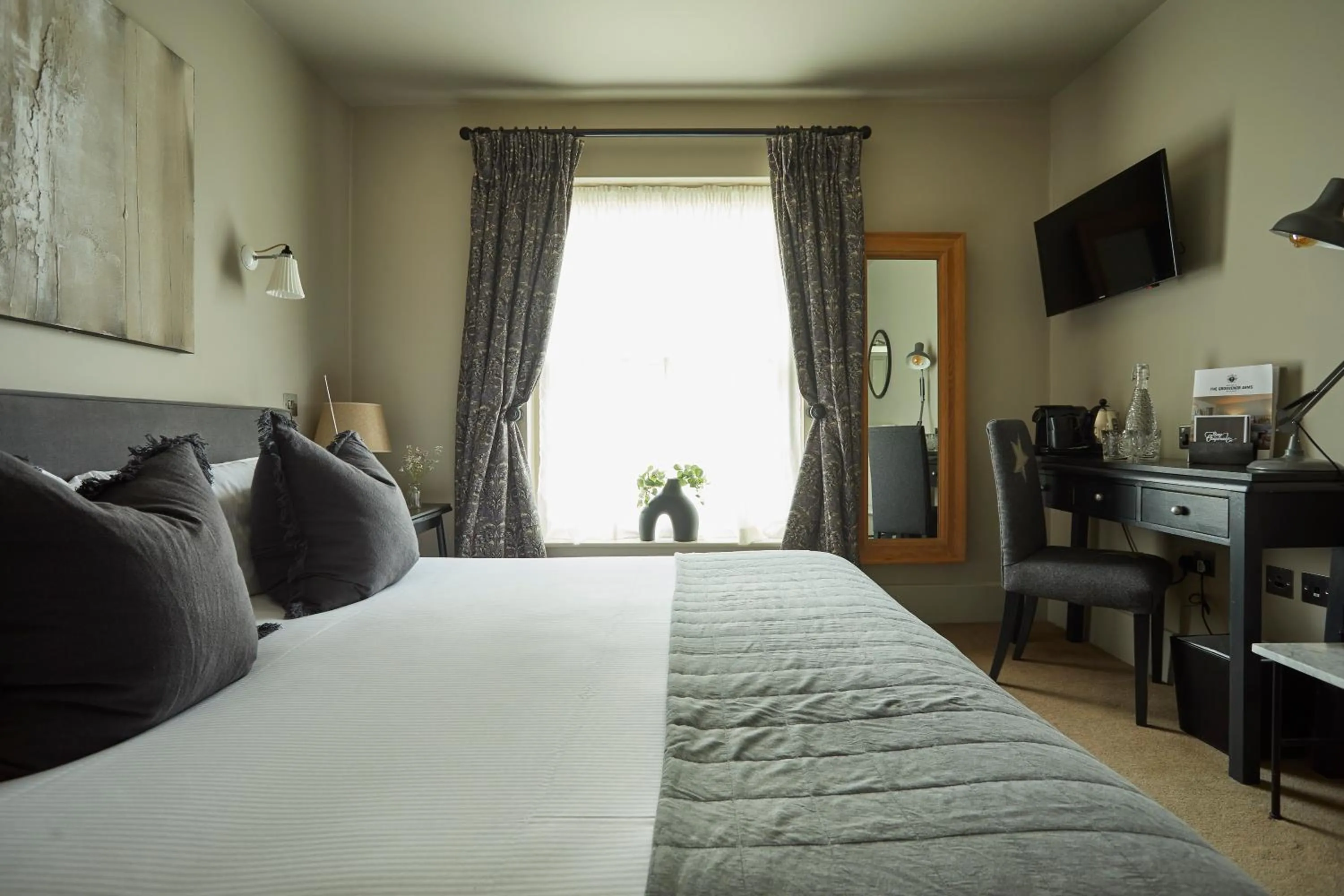 Bedroom, Bed in The Grosvenor Arms