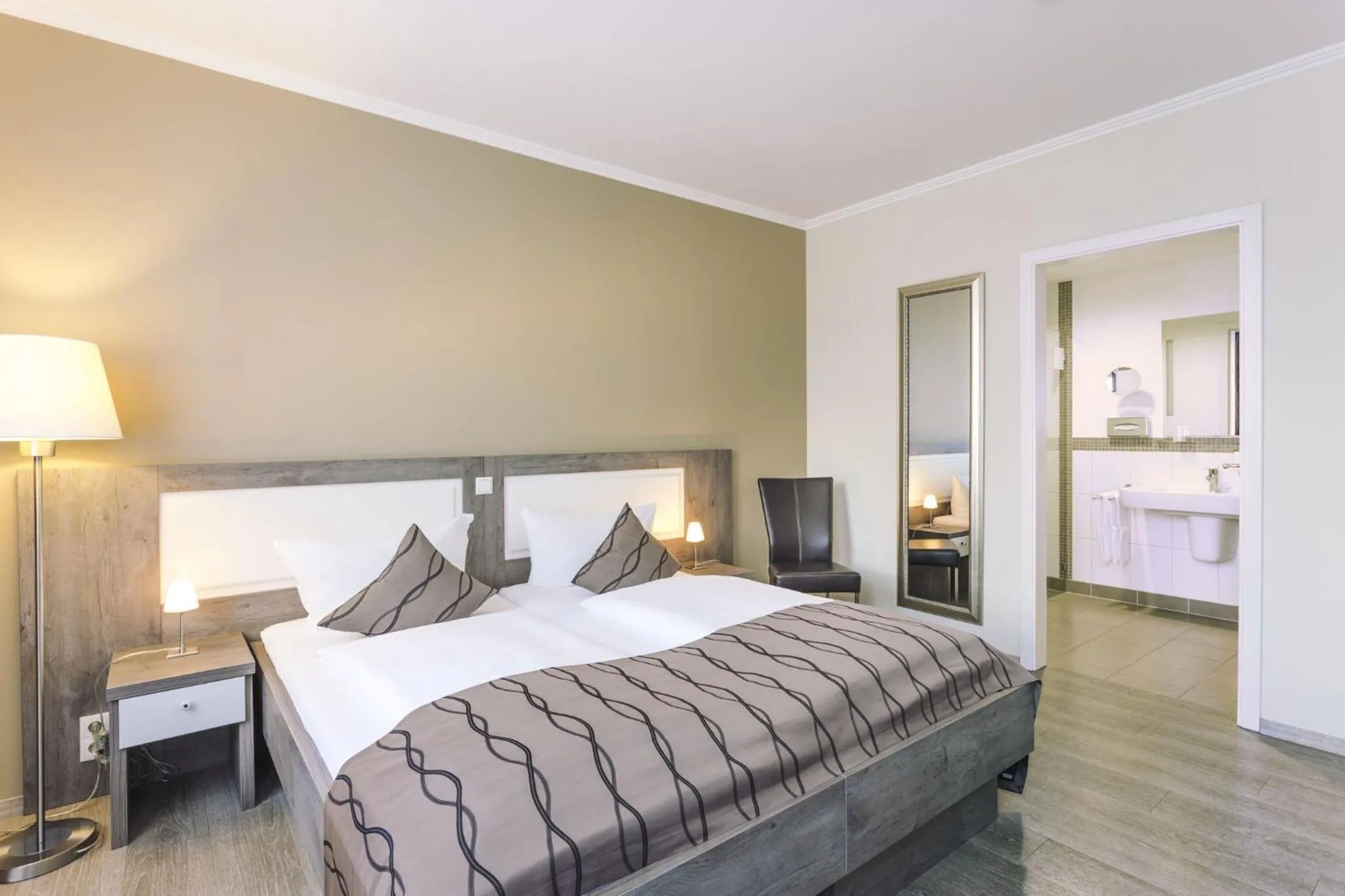 Photo of the whole room, Bed in Burghotel Haselünne