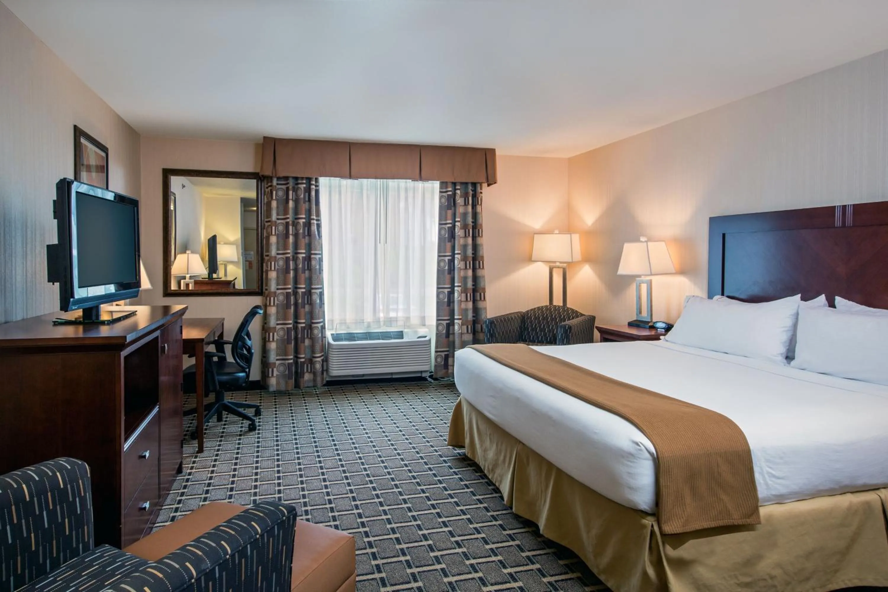 Photo of the whole room, Bed in Holiday Inn Express Meadville (I-79 Exit 147a) by IHG