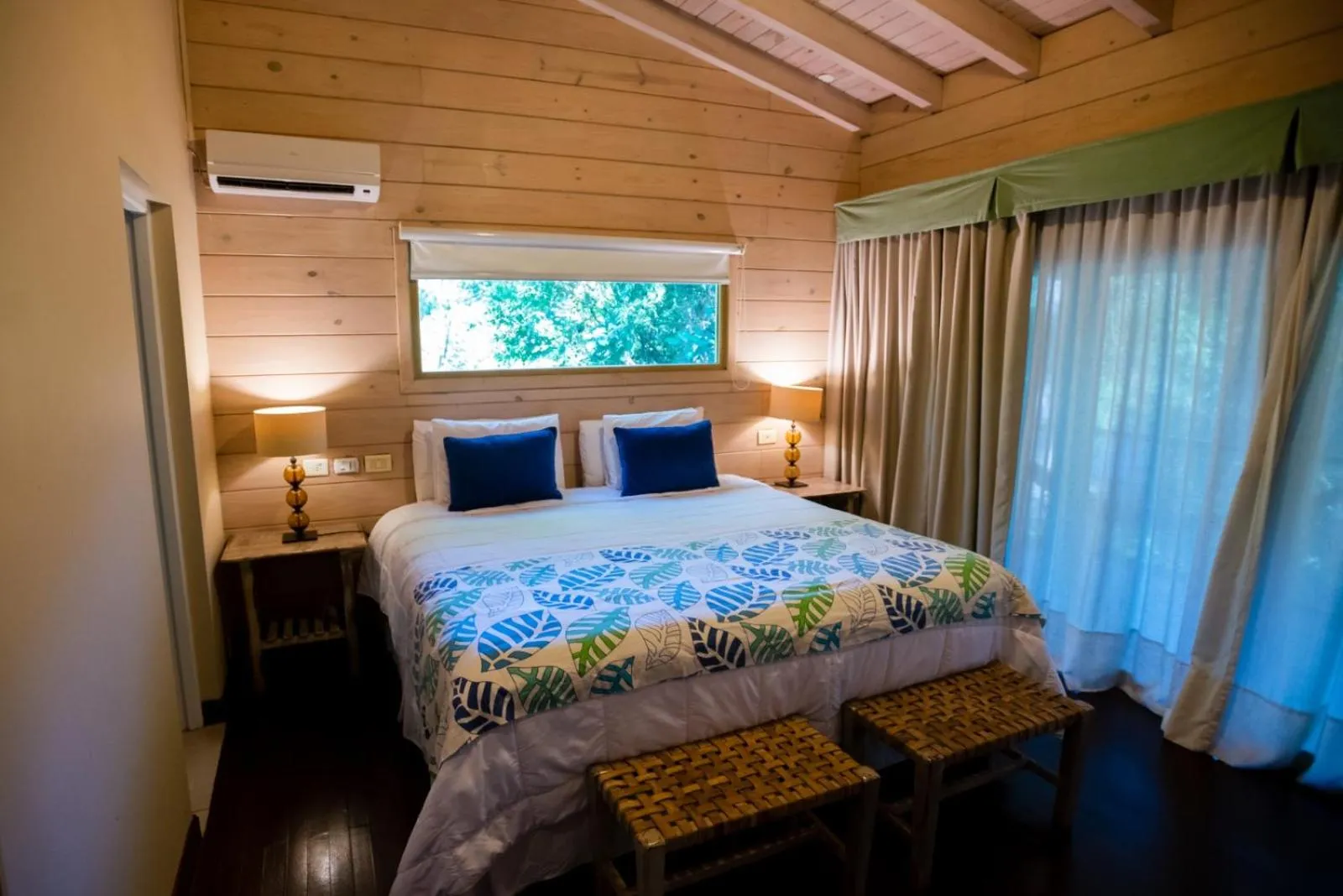 Photo of the whole room, Bed in La Reserva Virgin Lodge
