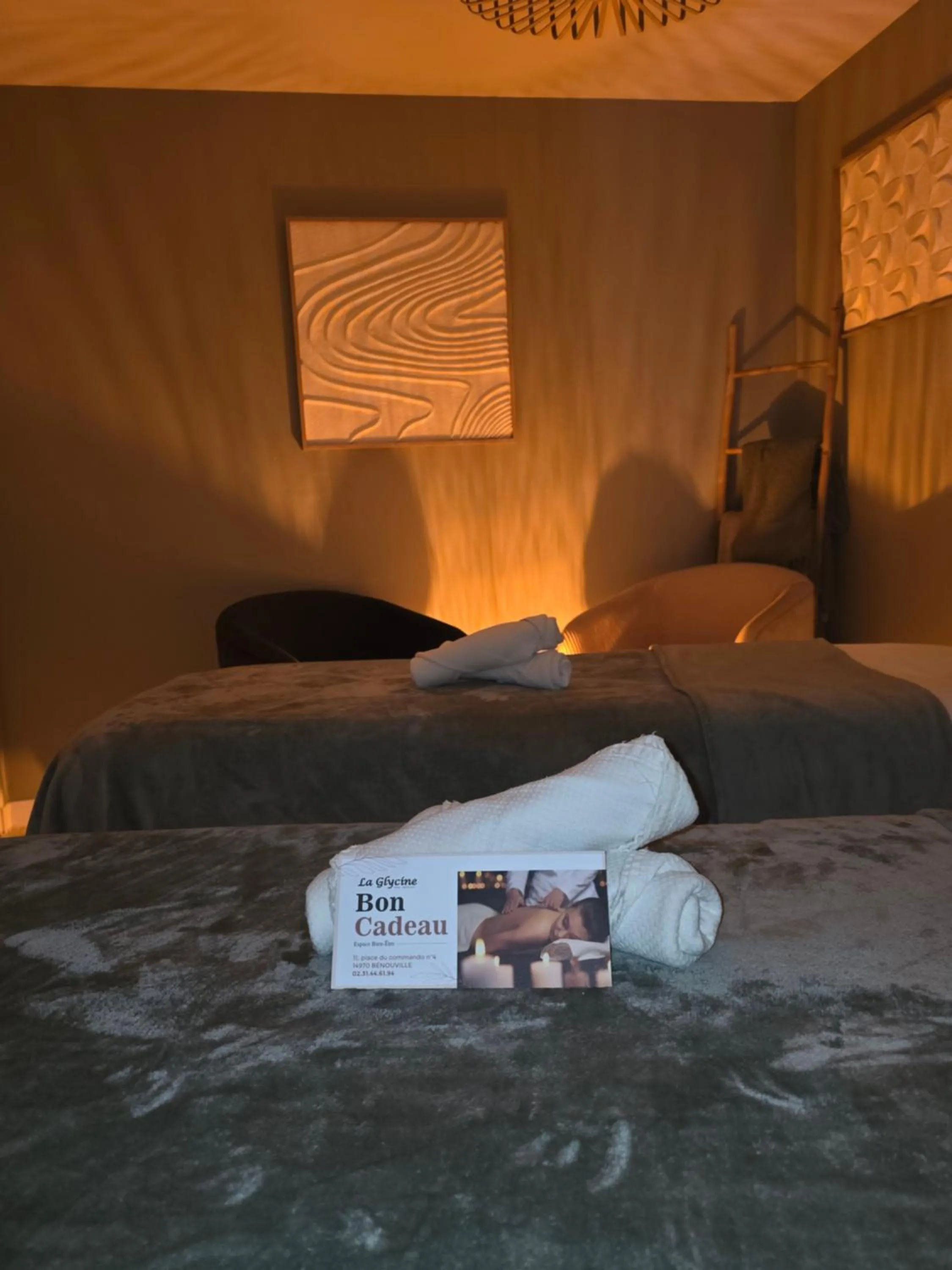 Massage, Bed in La glycine hotel, spa et bien-être