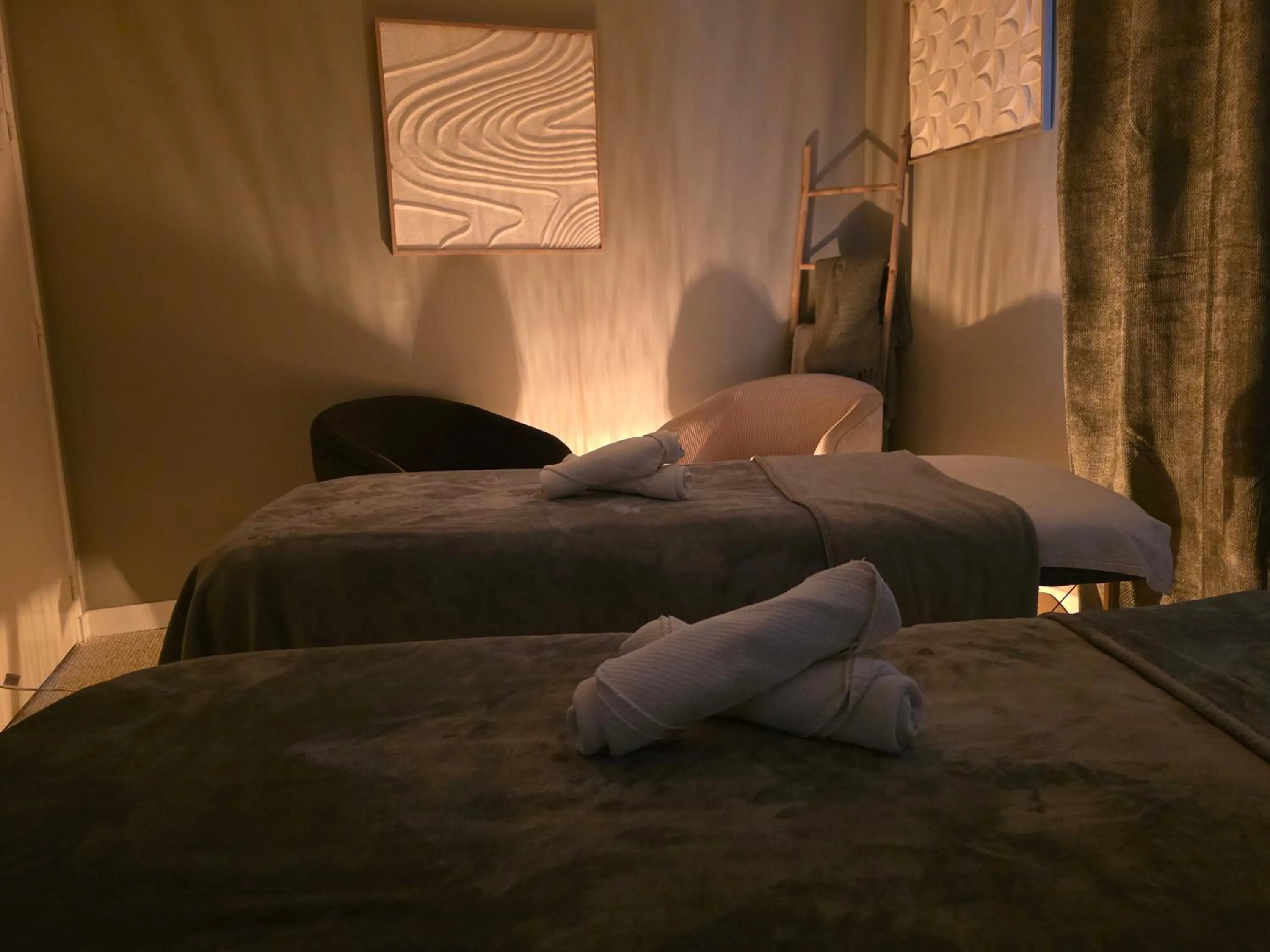 Massage, Bed in La glycine hotel, spa et bien-être