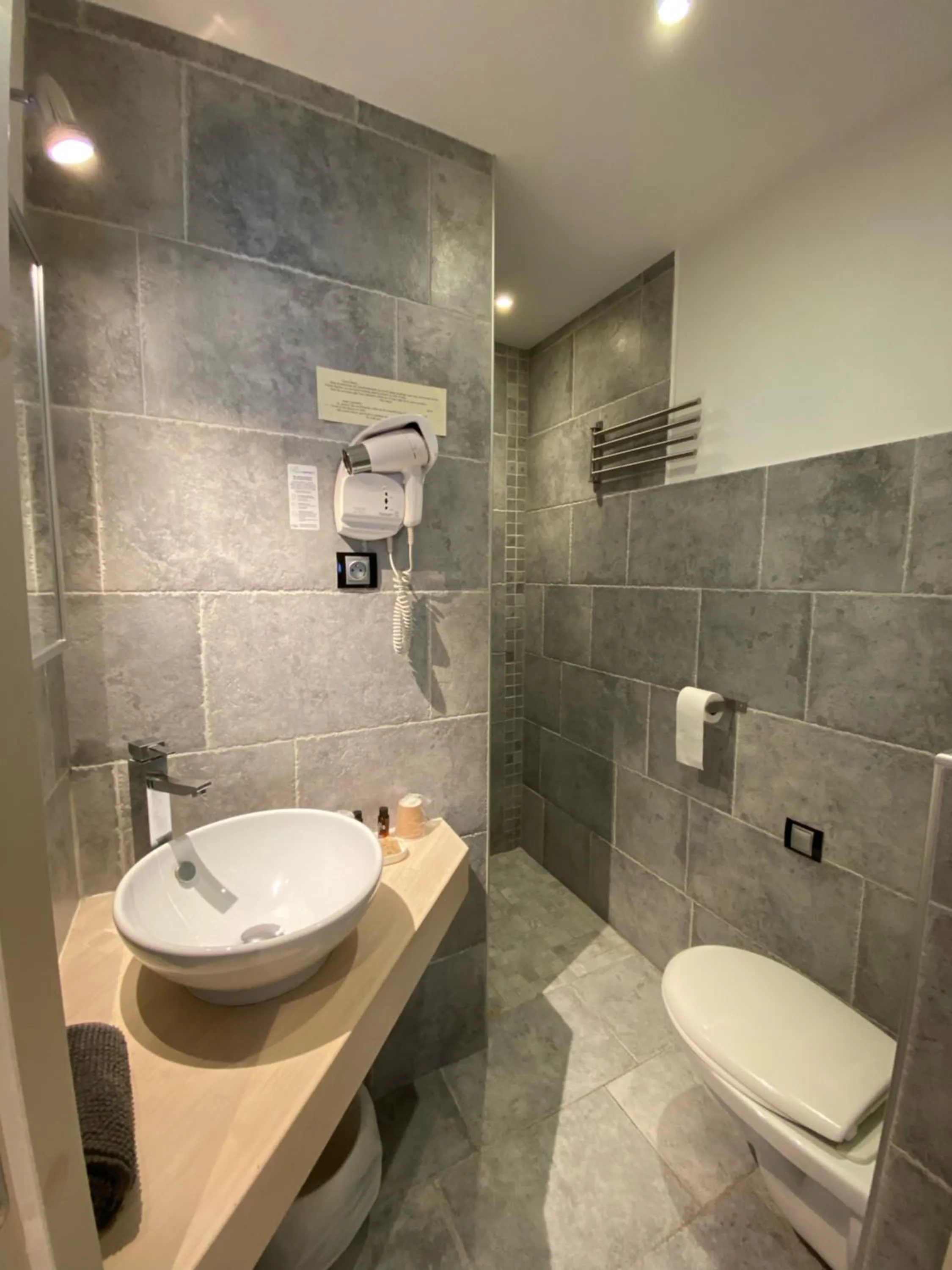 Shower in La glycine hotel, spa et bien-être