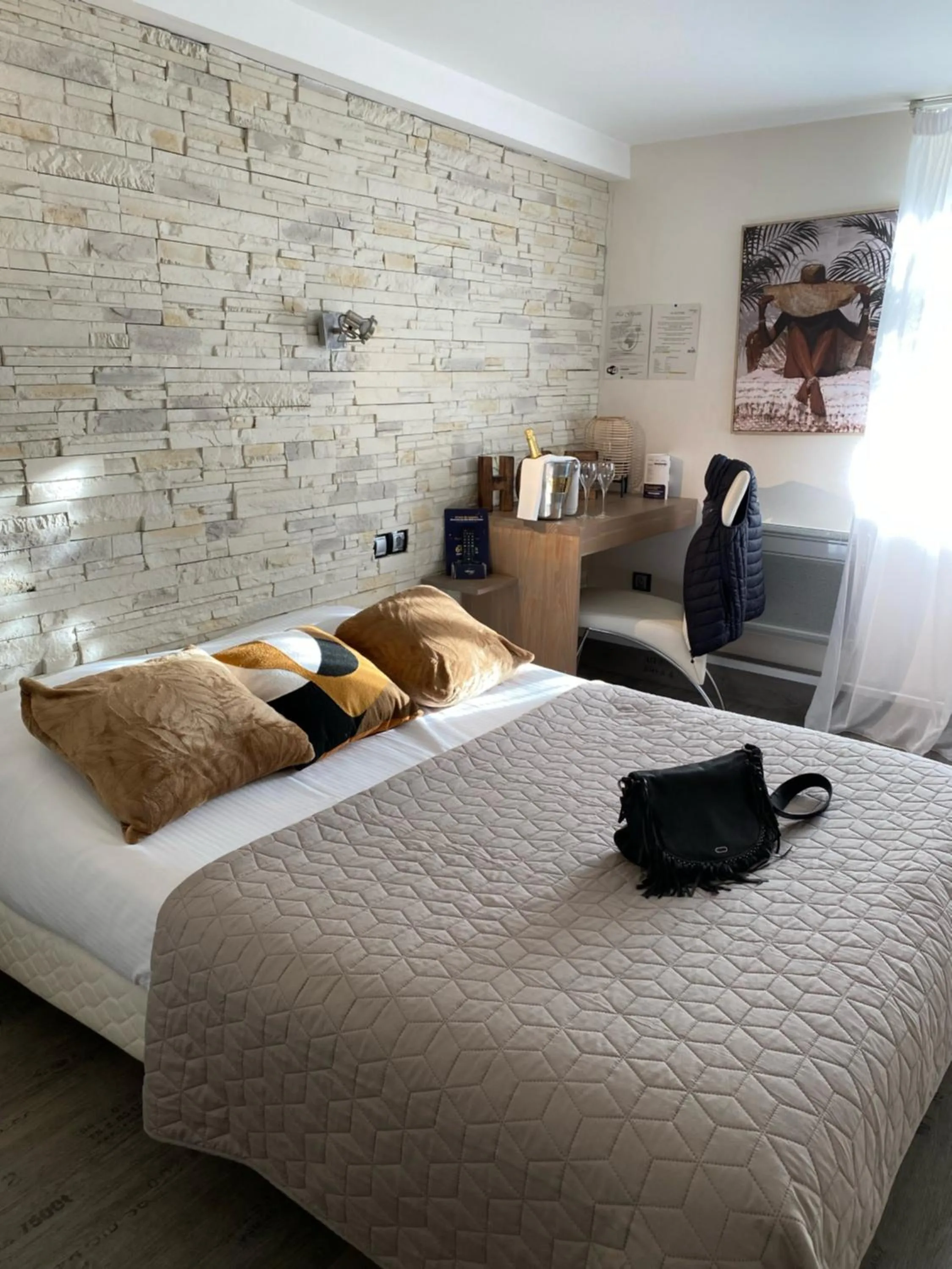 Bedroom, Bed in La glycine hotel, spa et bien-être