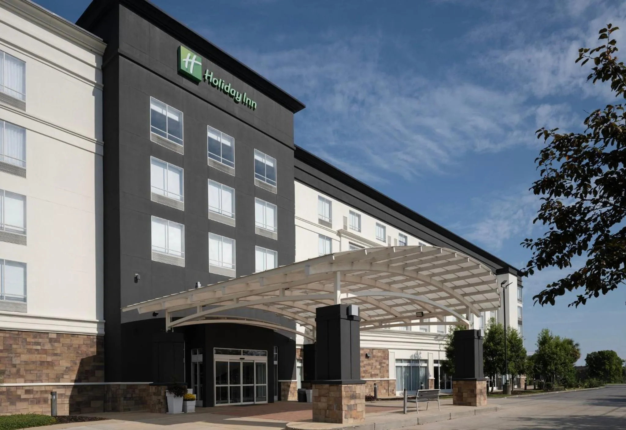 Property building in Holiday Inn Meridian East I 59 / I 20
