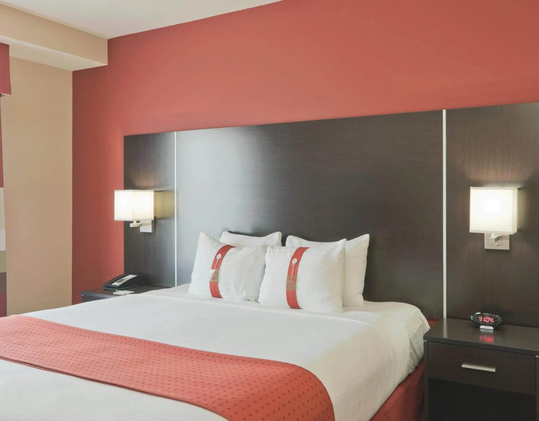 Photo of the whole room, Bed in Holiday Inn Meridian East I 59 / I 20