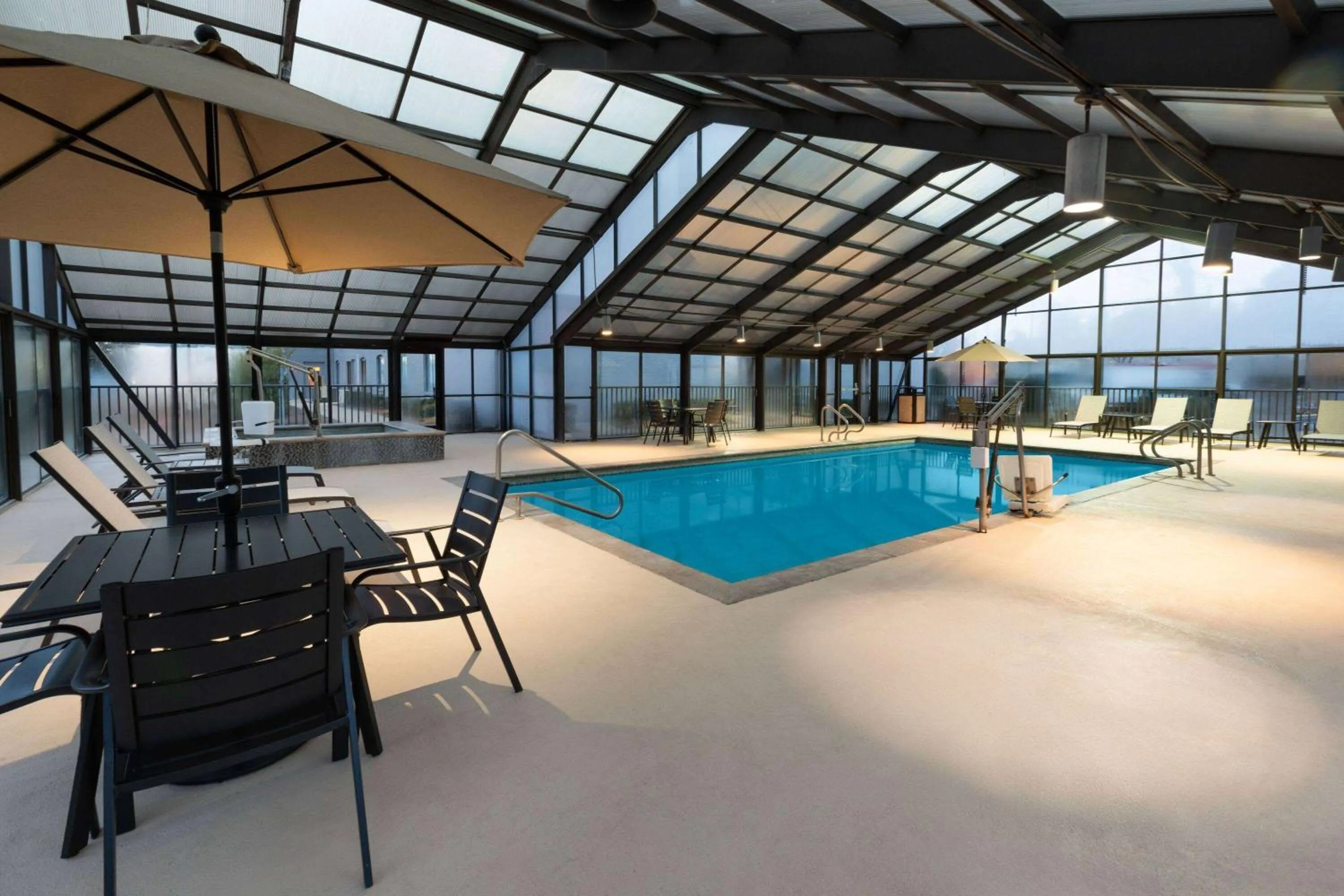 Swimming pool in La Quinta Inn & Suites by Wyndham Meridian