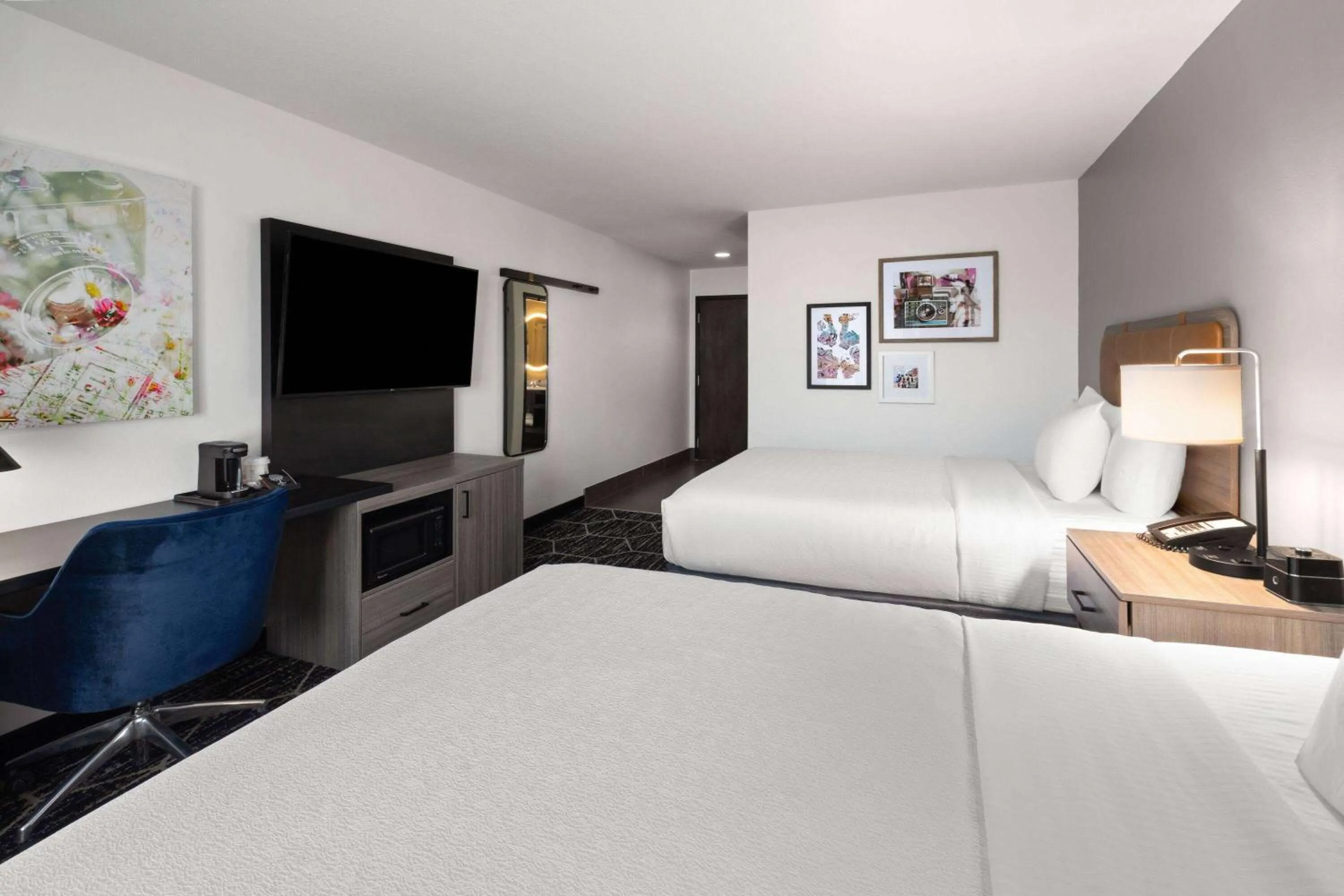 Photo of the whole room, Bed in La Quinta Inn & Suites by Wyndham Meridian