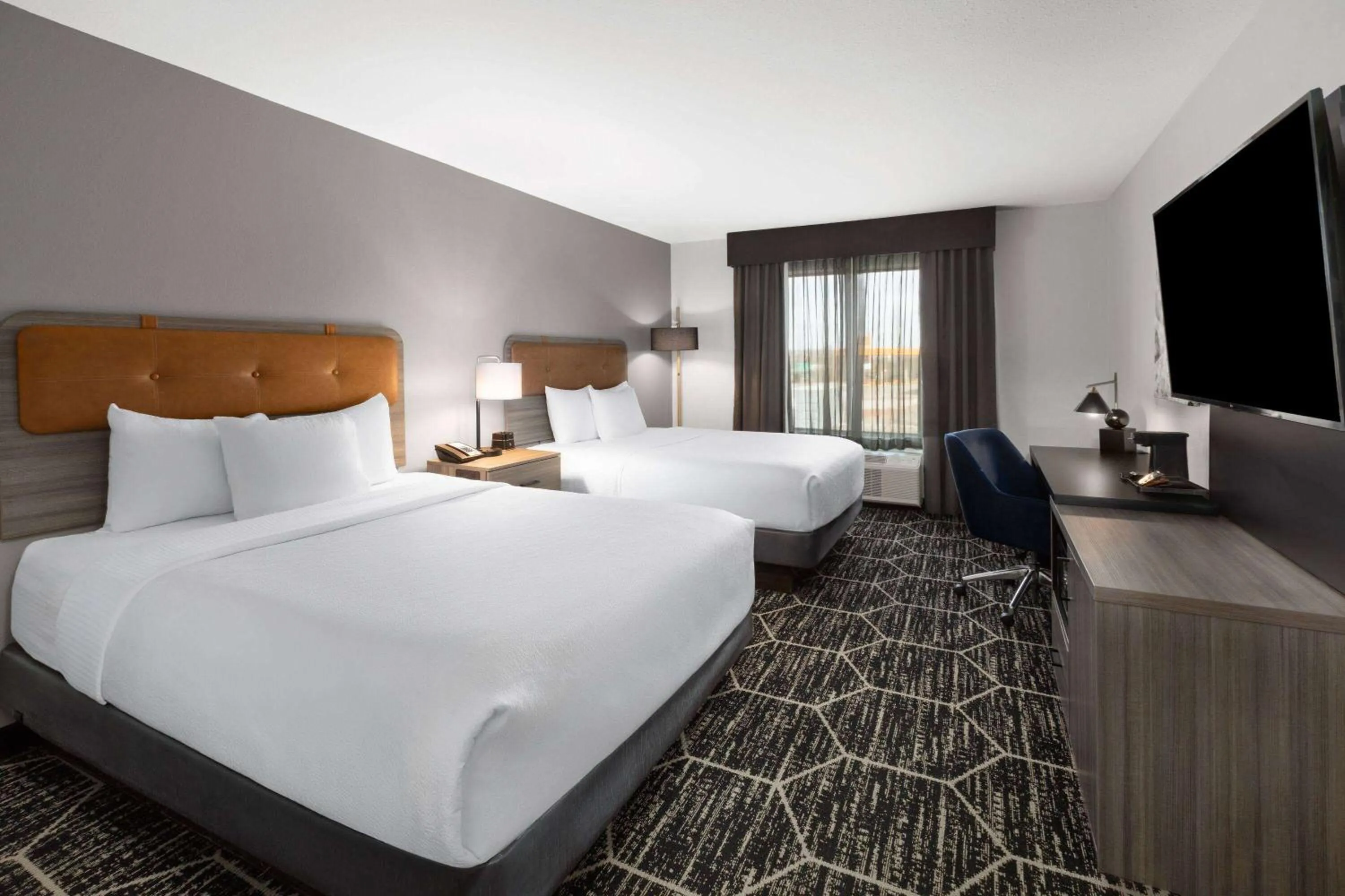 Photo of the whole room, Bed in La Quinta Inn & Suites by Wyndham Meridian