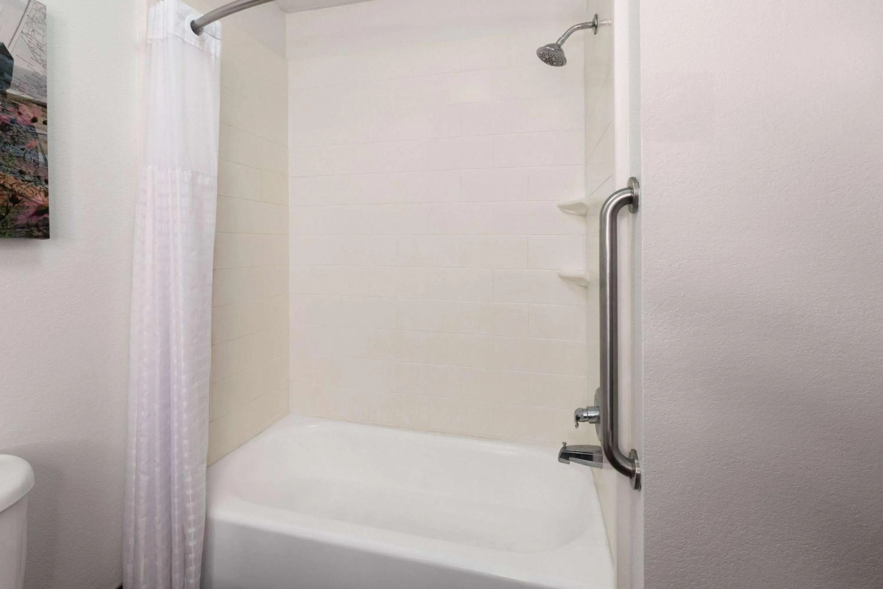 Bathroom in La Quinta Inn & Suites by Wyndham Meridian