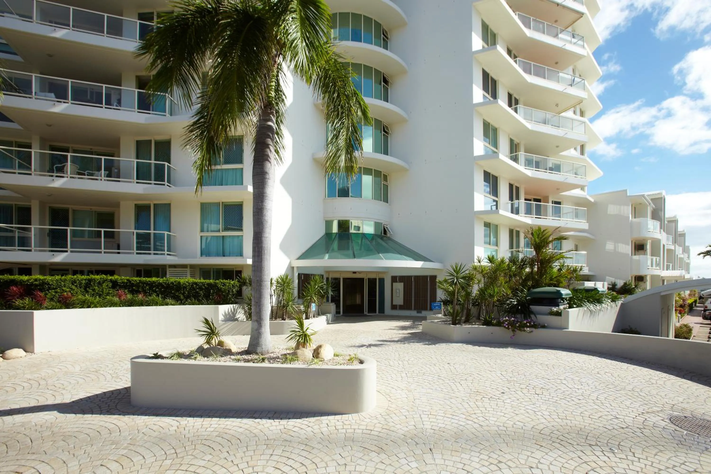 Property building in Mariners North Holiday Apartments